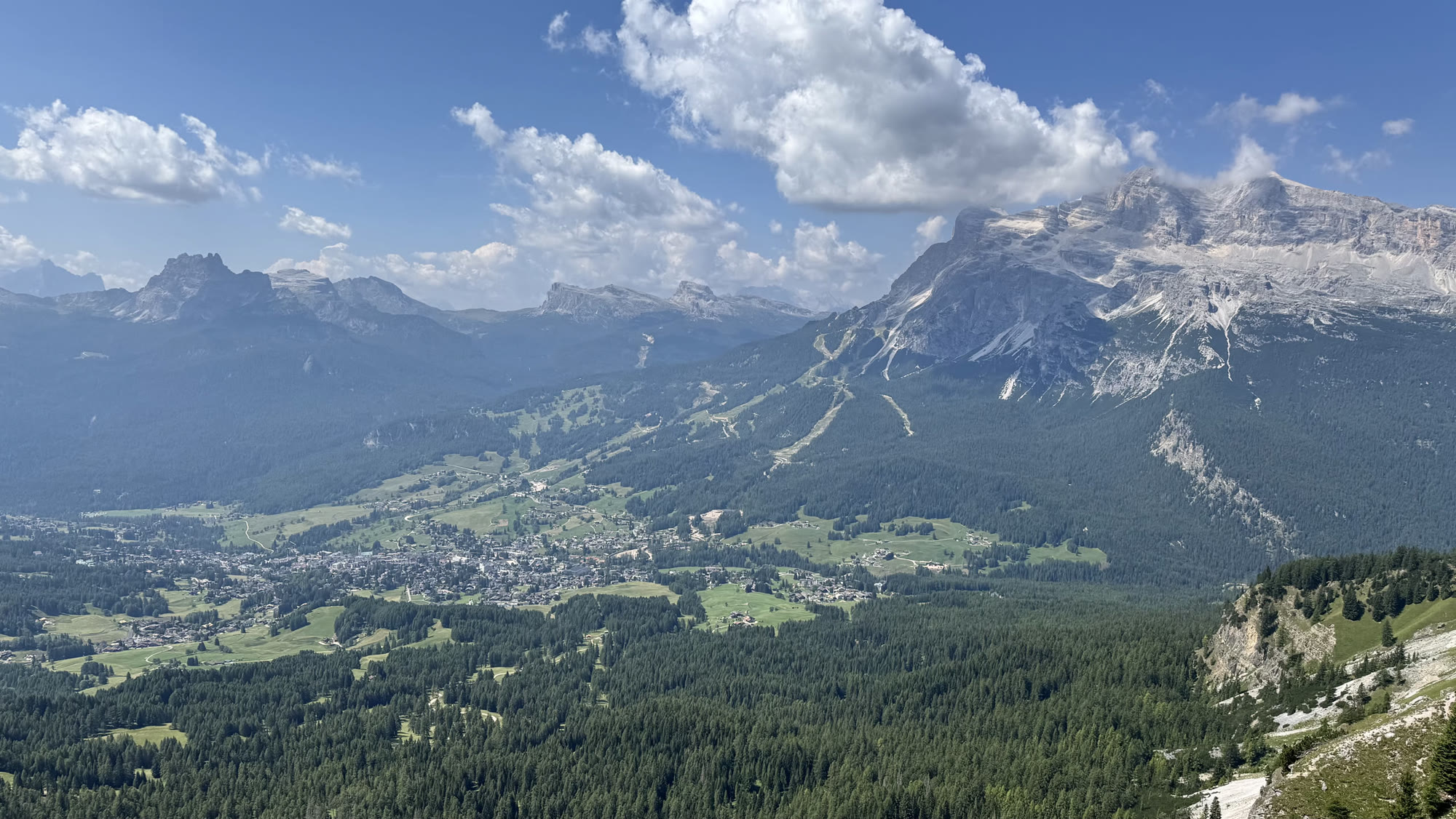 La conca di Cortina che si apre tutta insieme, con le Tofane in fondo