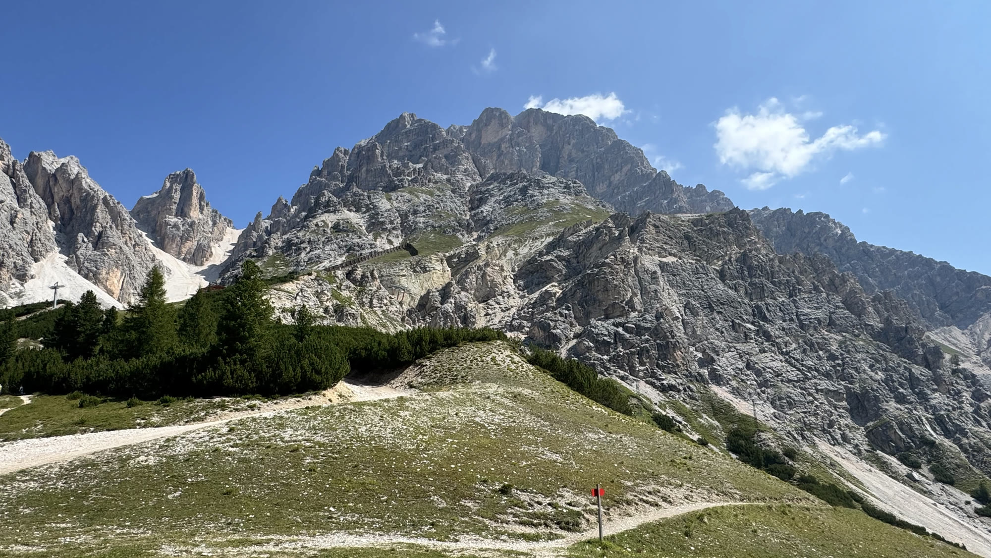Il sentiero che corre sul filo del costone