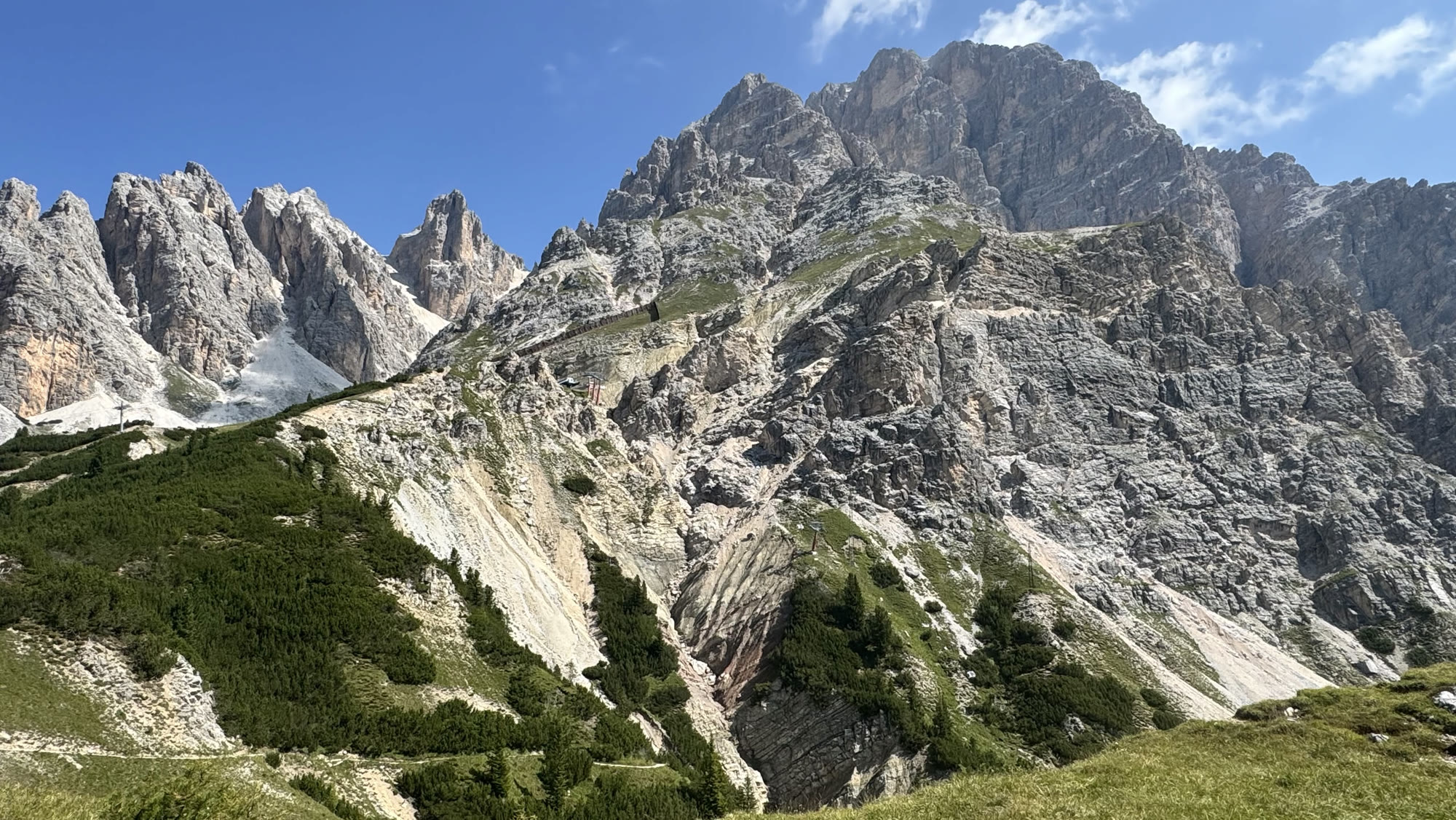 Le lame di roccia sopra il sentiero, a metà mattina