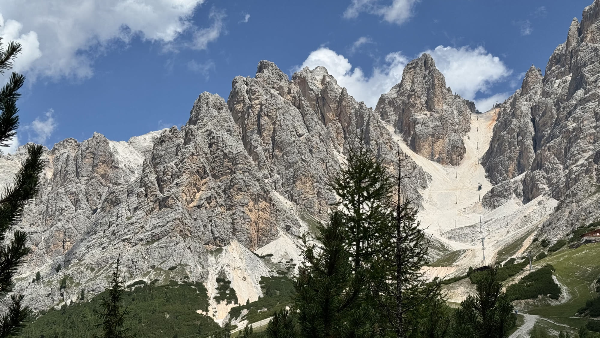 La parete sud del Cristallo che chiude il prato del rifugio