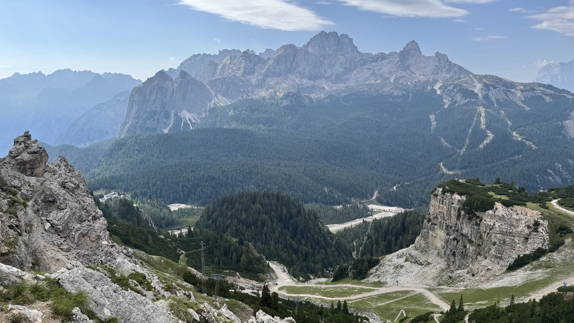 Dal rifugio verso sud: la conca di Rio Gere e, in fondo, la muraglia della Sorapiss