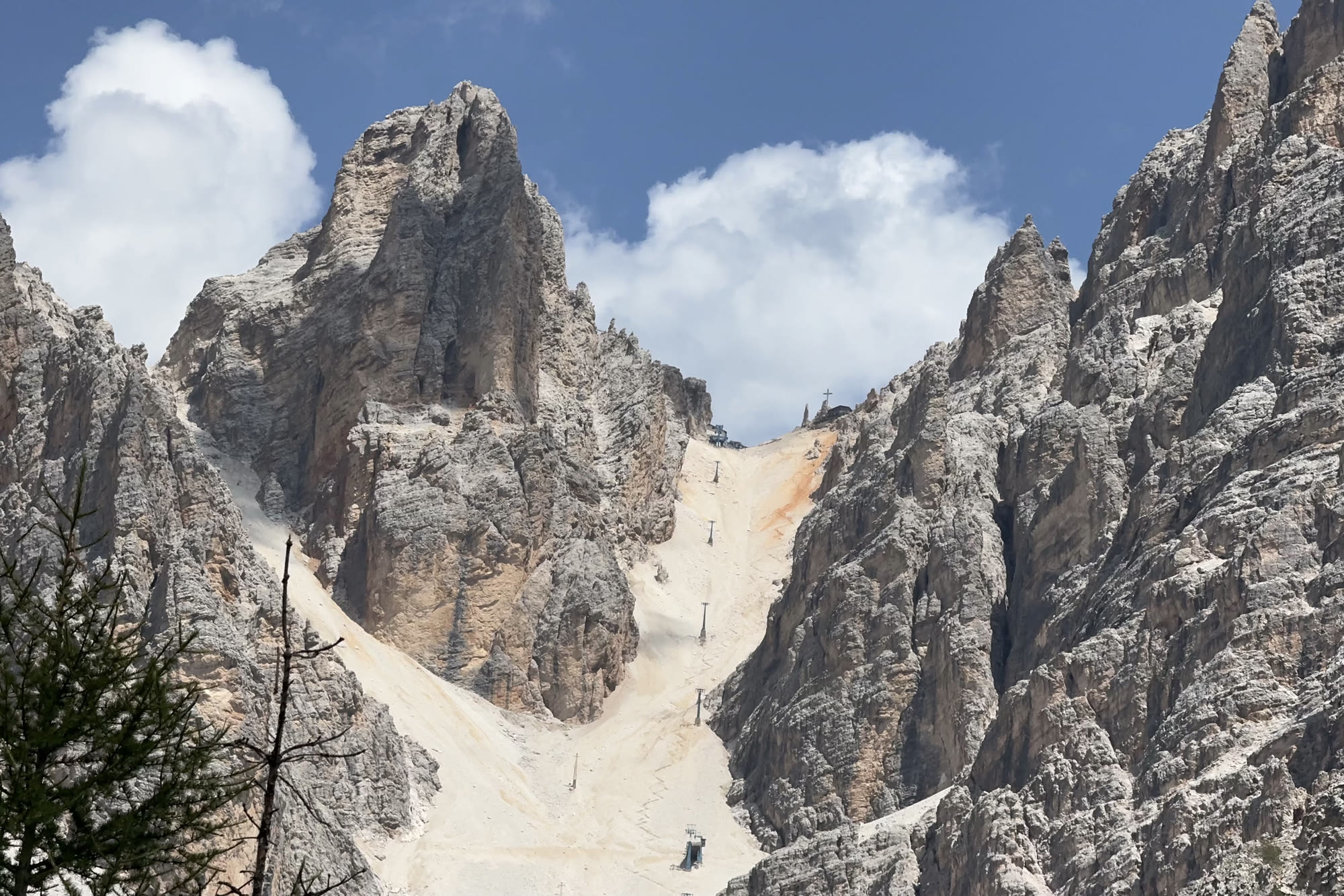 Il canalone di ghiaia verso la Forcella Staunies, con i tralicci della seggiovia