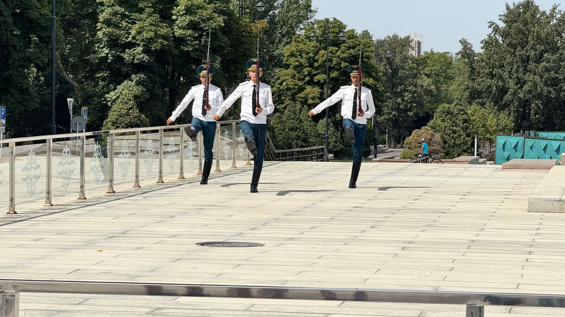 Il cambio della guardia sulla piazza Ala-Too: tre militari in camicia bianca marciano a passo dell'oca sul lastricato