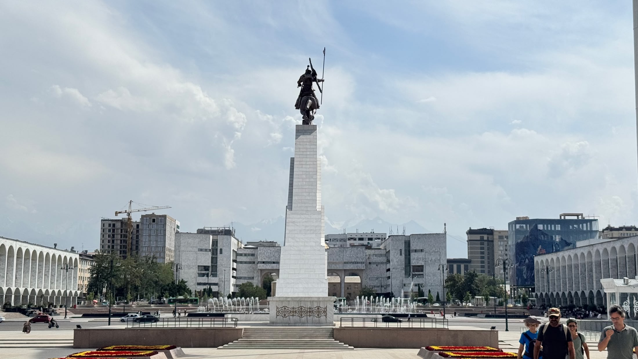 La piazza Ala-Too vista da est: la colonna con Manas a cavallo, le fontane, la Filarmonica sulla sinistra e le gru dei cantieri sullo sfondo