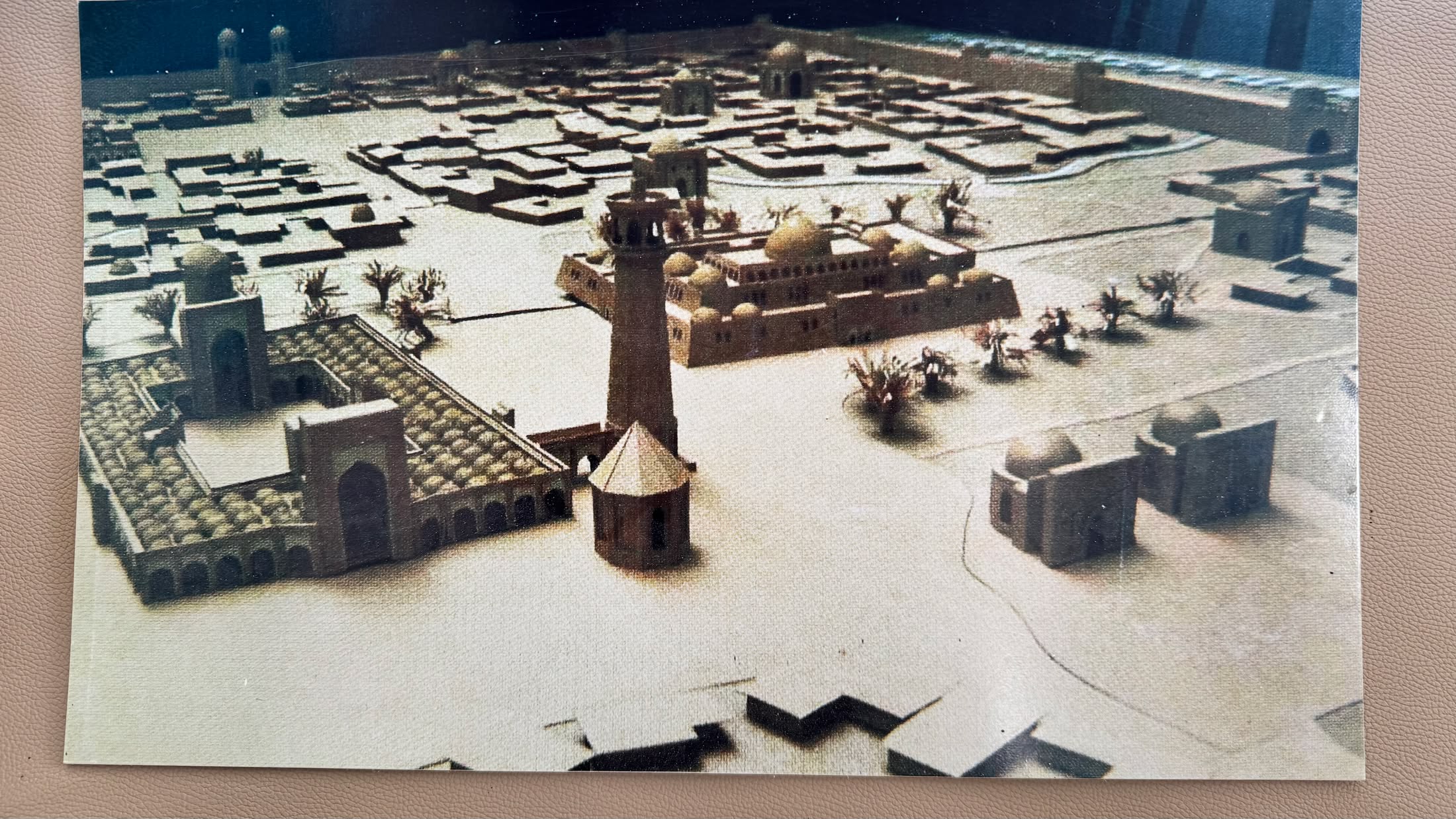 Il plastico di Balasagun nel museo: la città karakhanide ricostruita in scala, con il minareto al centro e le mura tutt'intorno