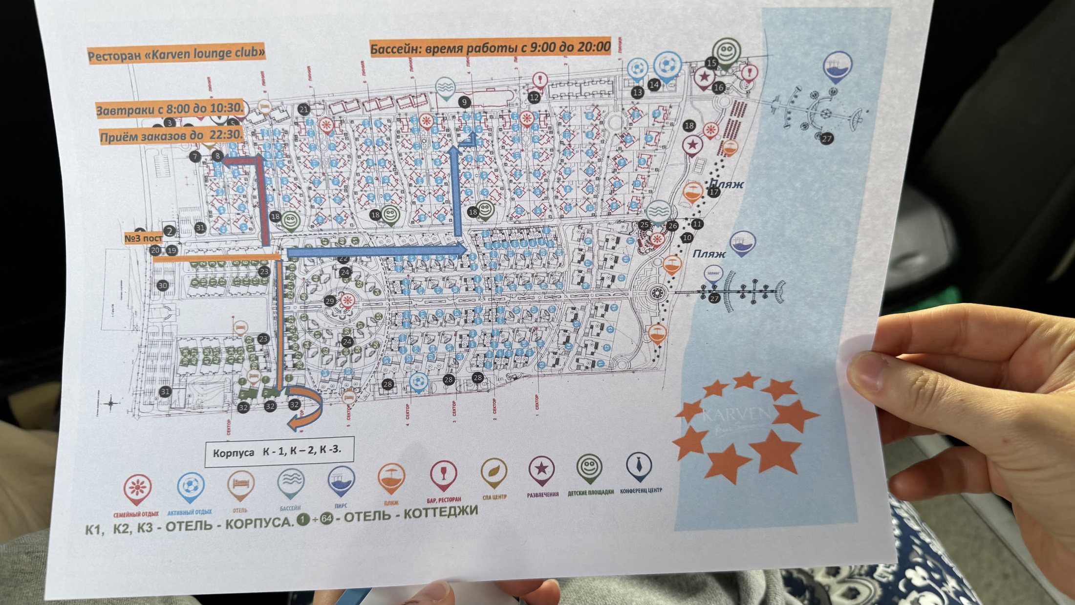 La piantina del resort consegnata all'arrivo: decine di edifici numerati, tre corpi di fabbrica, la spiaggia a destra e una legenda di icone tutta in russo