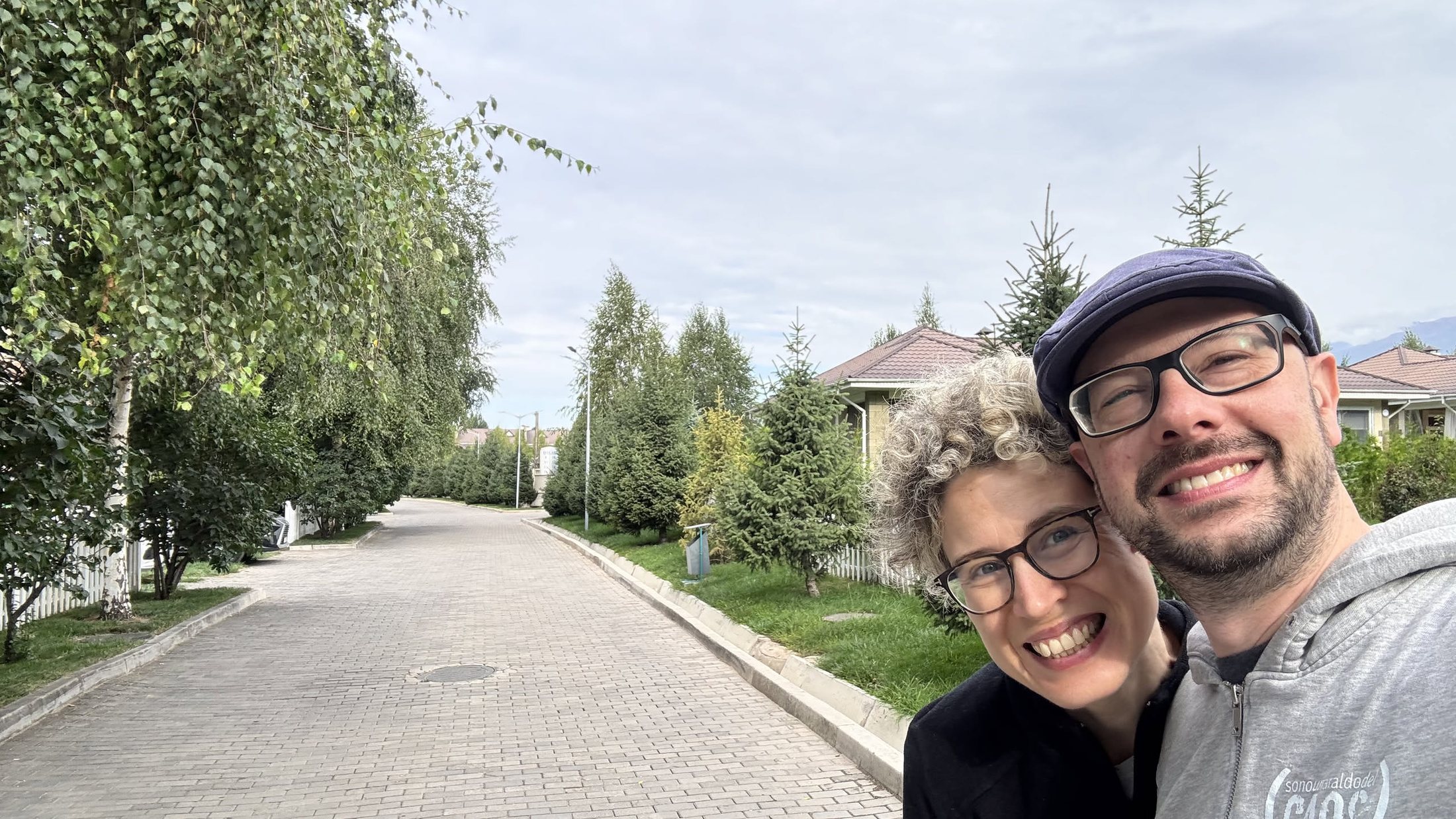 Noi due in fondo al viale dei cottage, la mattina della partenza