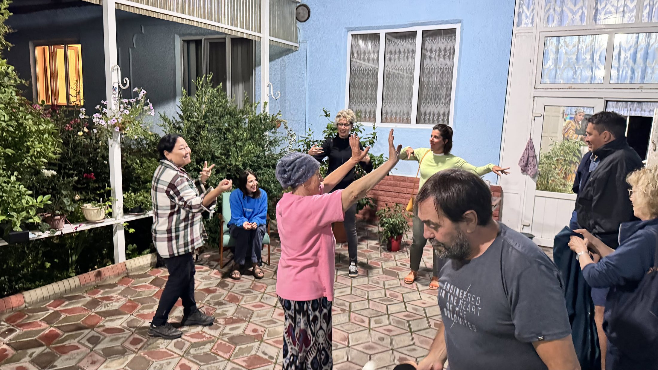 I saluti in cortile, di sera, con applauso di accompagnamento