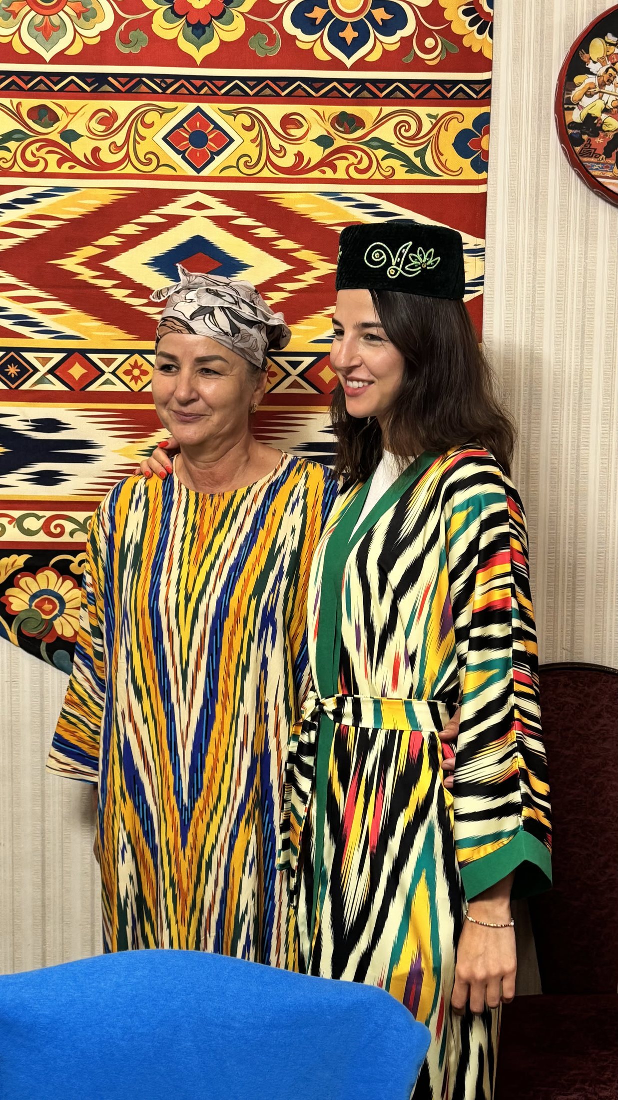 In due, in costume, davanti al tappeto