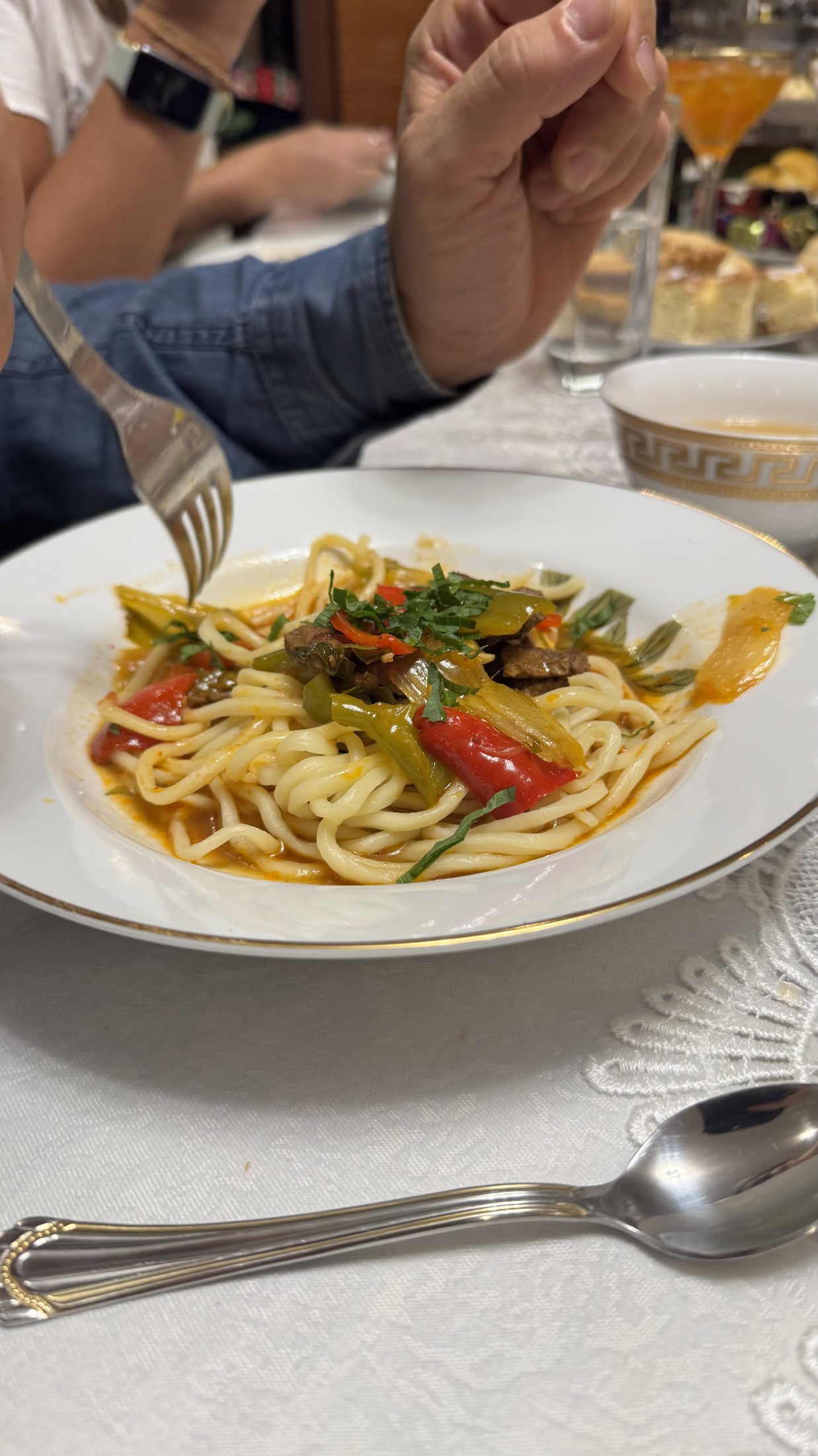 I noodles tirati a mano con carne, cipolla, aglio e verdure: il secondo atto del banchetto