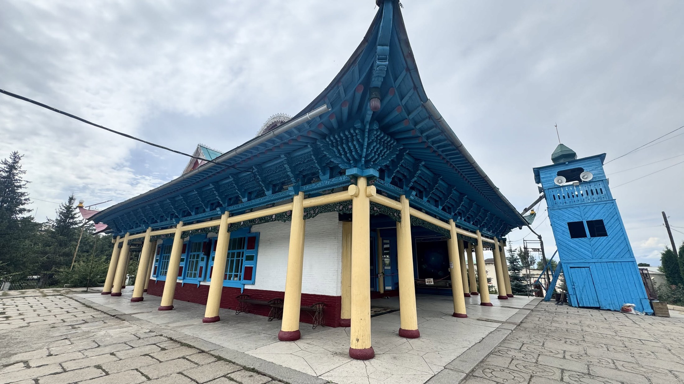 La moschea dungana di Karakol: tetto a pagoda, colonne gialle, nessun chiodo