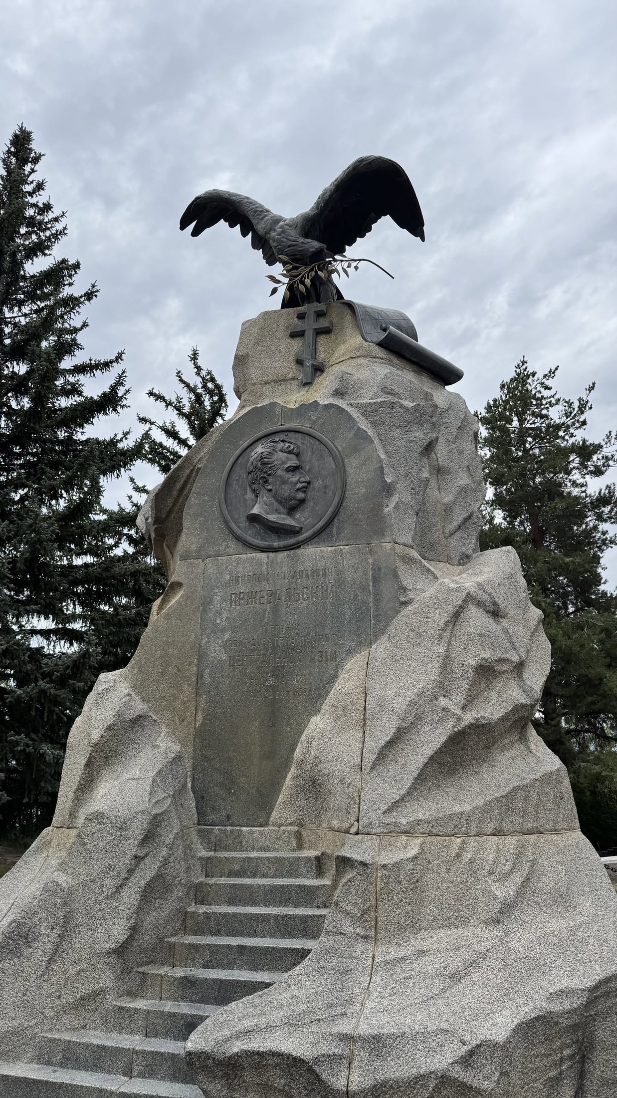 Il monumento a Przewalski, con l'aquila di bronzo sopra il granito