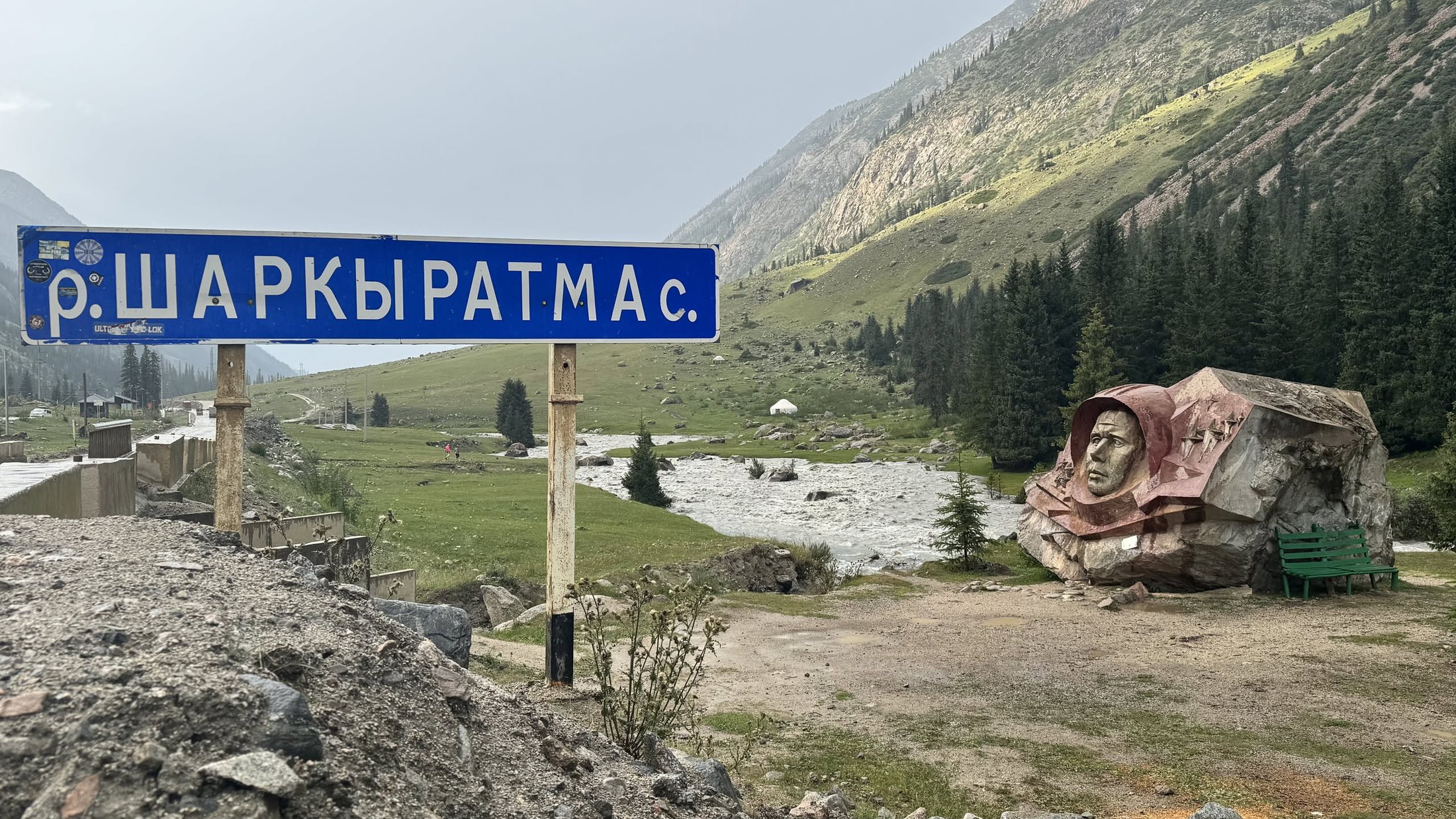 Cartello del fiume Šarkyratma, Gagarin sulla destra, pioggia dappertutto.