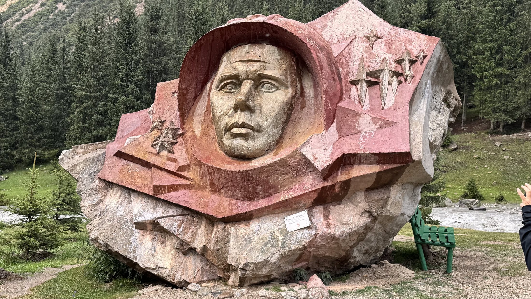 Il volto di Gagarin scolpito in un masso, nella valle di Barskoon.