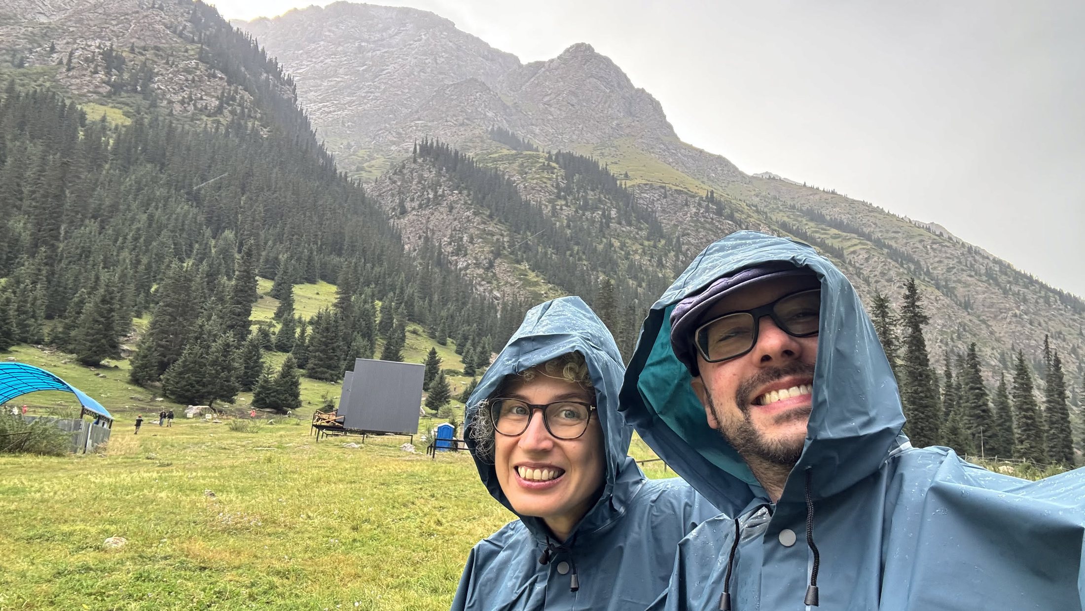 Poncho d’ordinanza, tre minuti dopo l’inizio del diluvio.