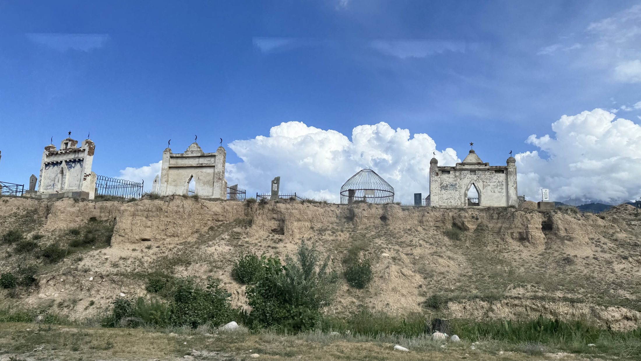 Sulla strada del lago, un cimitero di mausolei di mattoni.