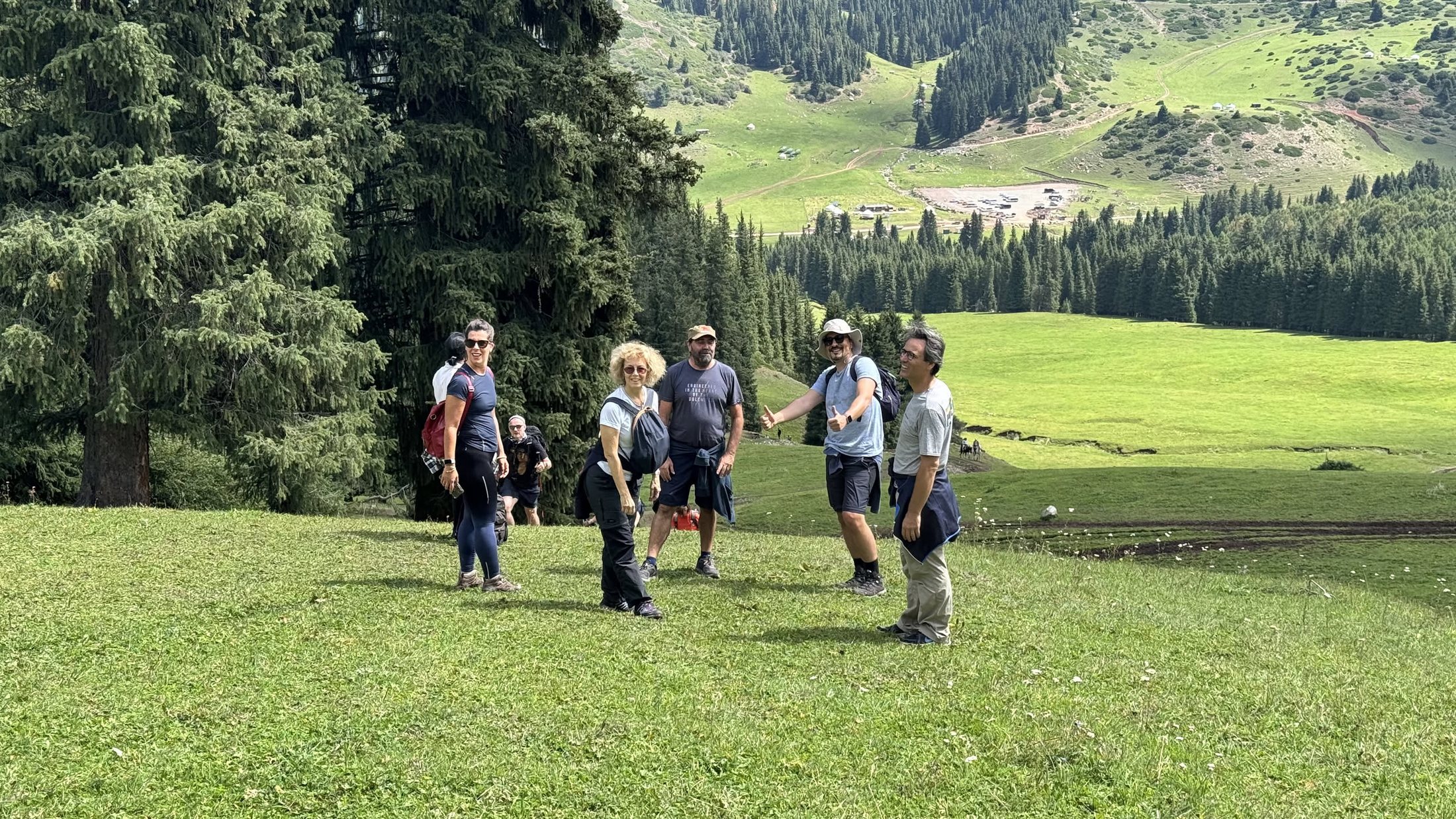 Il gruppo attraversa il pascolo, prima che il sentiero si metta in verticale.