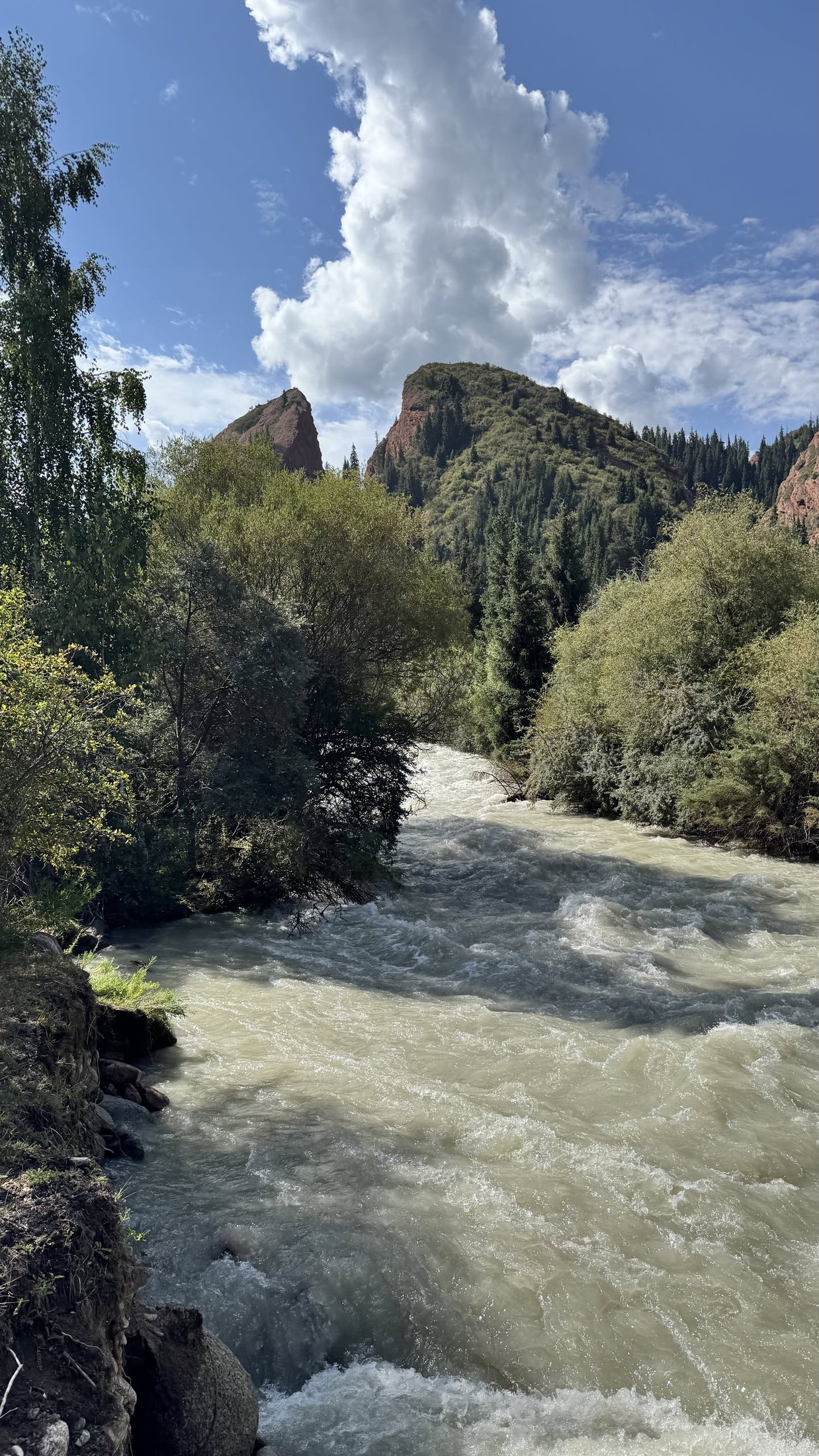 Il fiume Jeti-Ögüz, bianco di ghiacciaio e rumoroso come un cantiere.