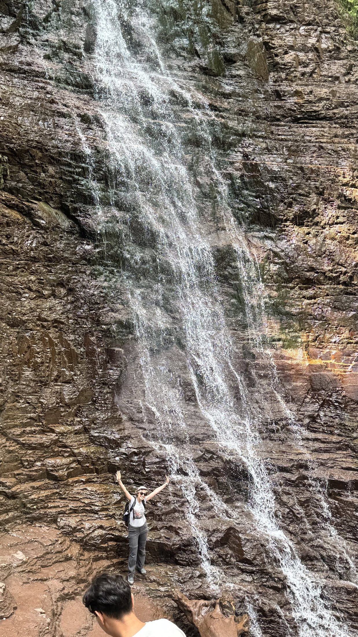 Braccia larghe sotto la cascata: premio riscosso.