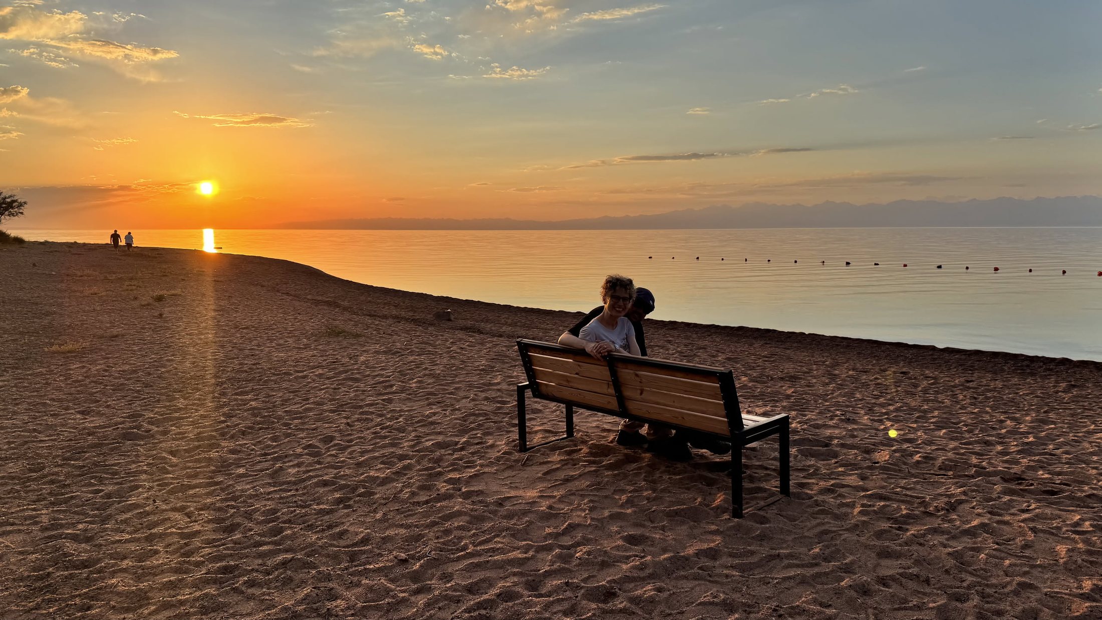 Il sole cade dentro l’Issyk-Kul, e noi su una panchina a guardarlo.
