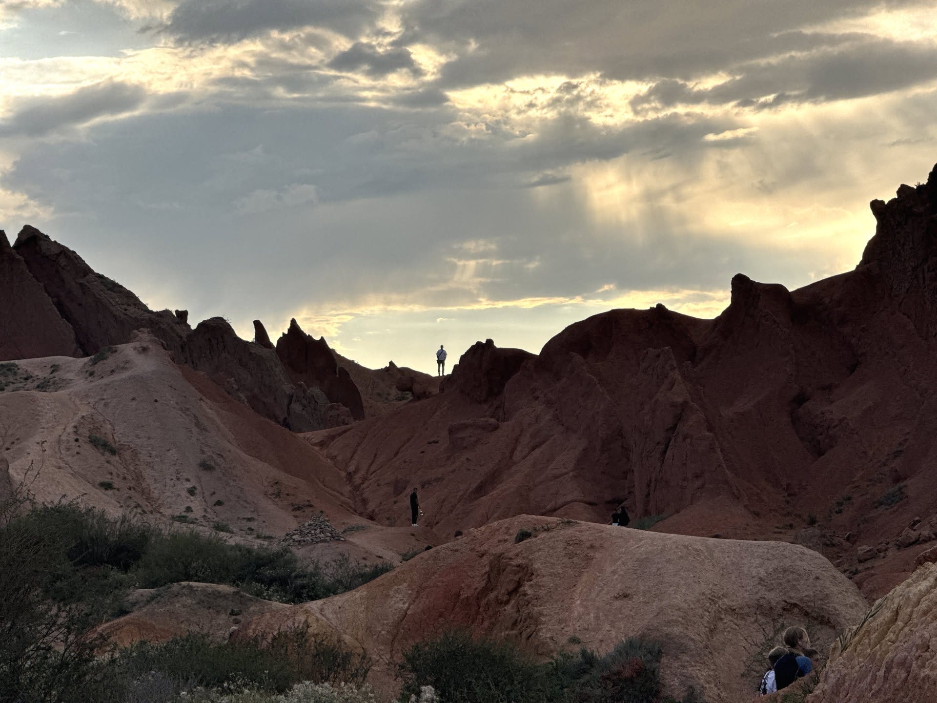 Controluce: le guglie diventano una schiena di drago.