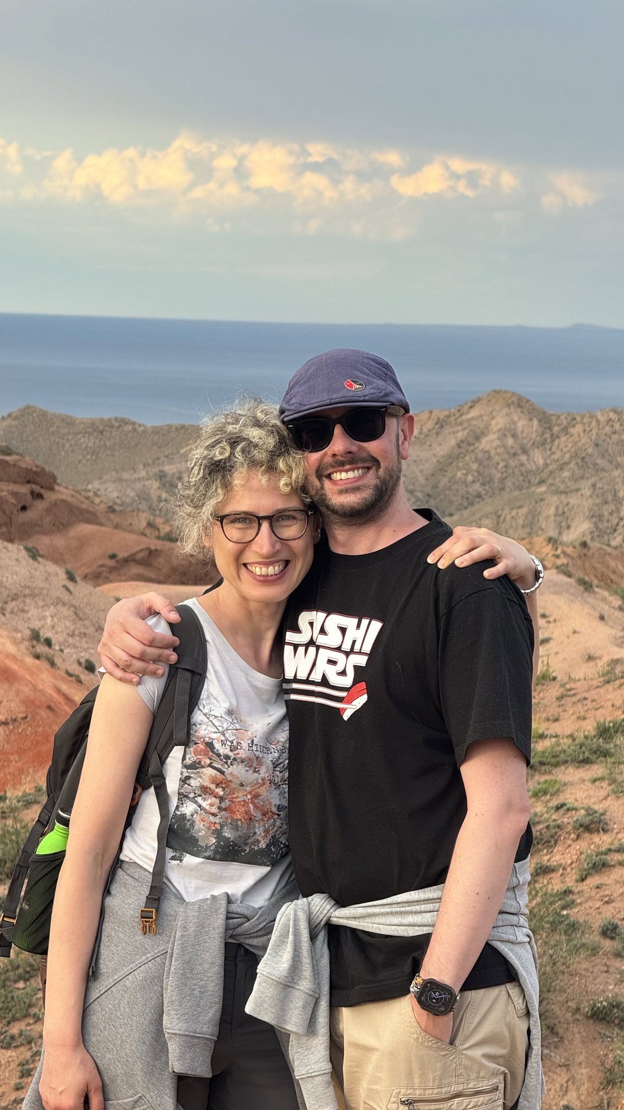 Alle spalle, la striscia azzurra è l’Issyk-Kul.