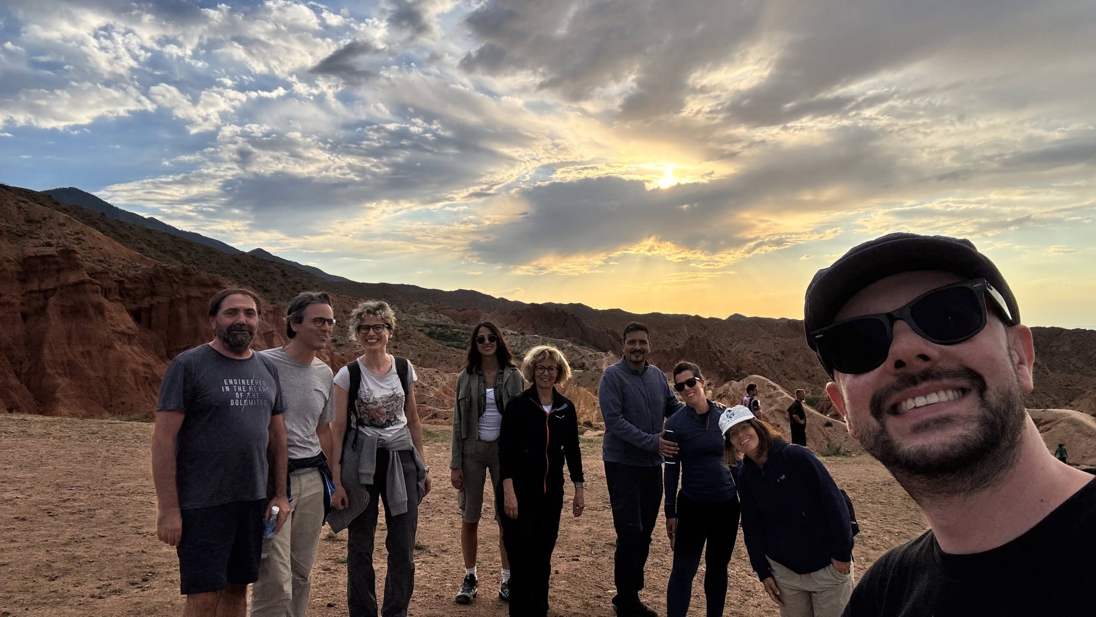 Foto di gruppo, con l’aria di chi ha appena vinto una scommessa col meteo.
