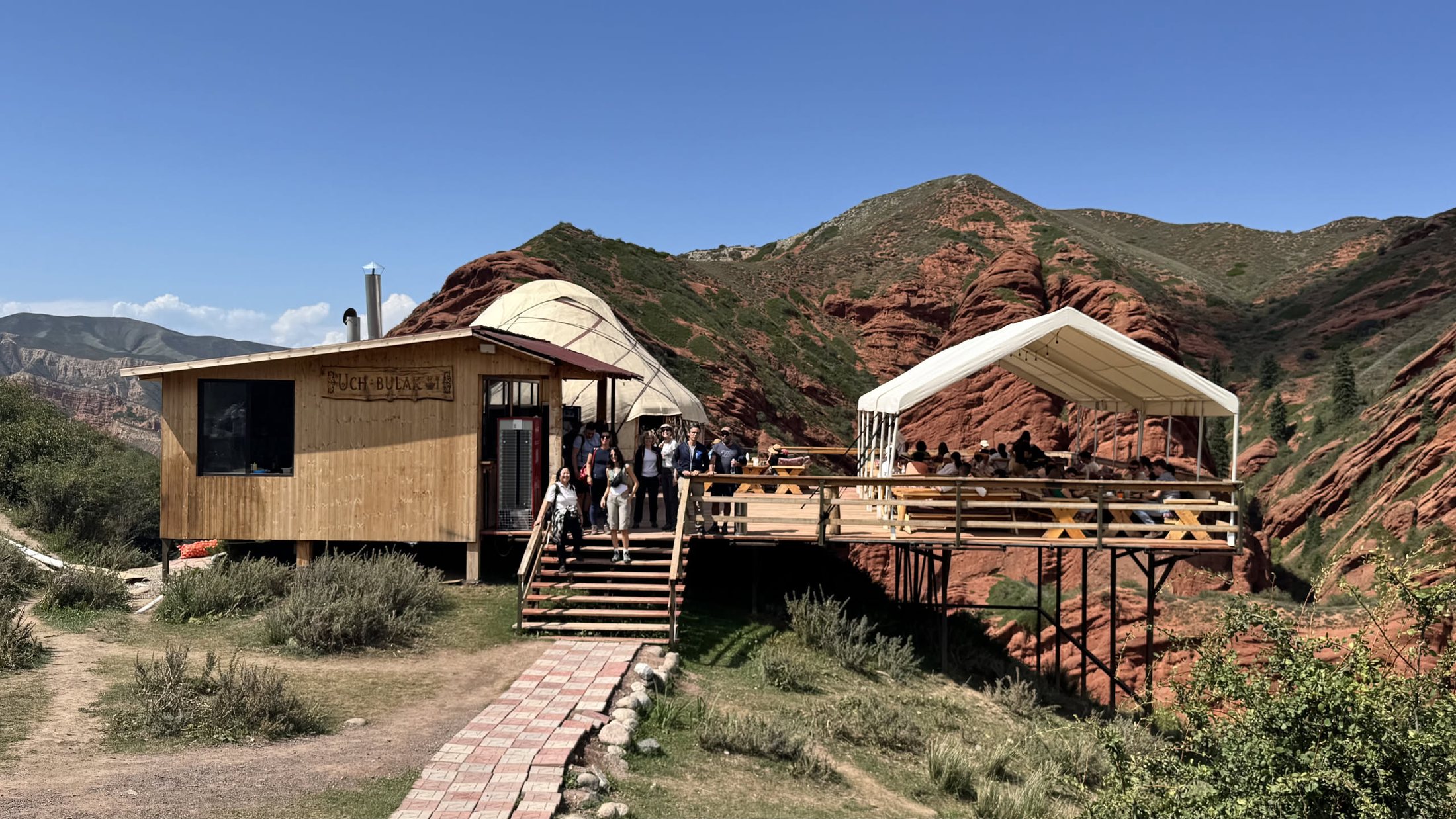 Il locale visto da fuori: legno nuovo, rocce vecchie.