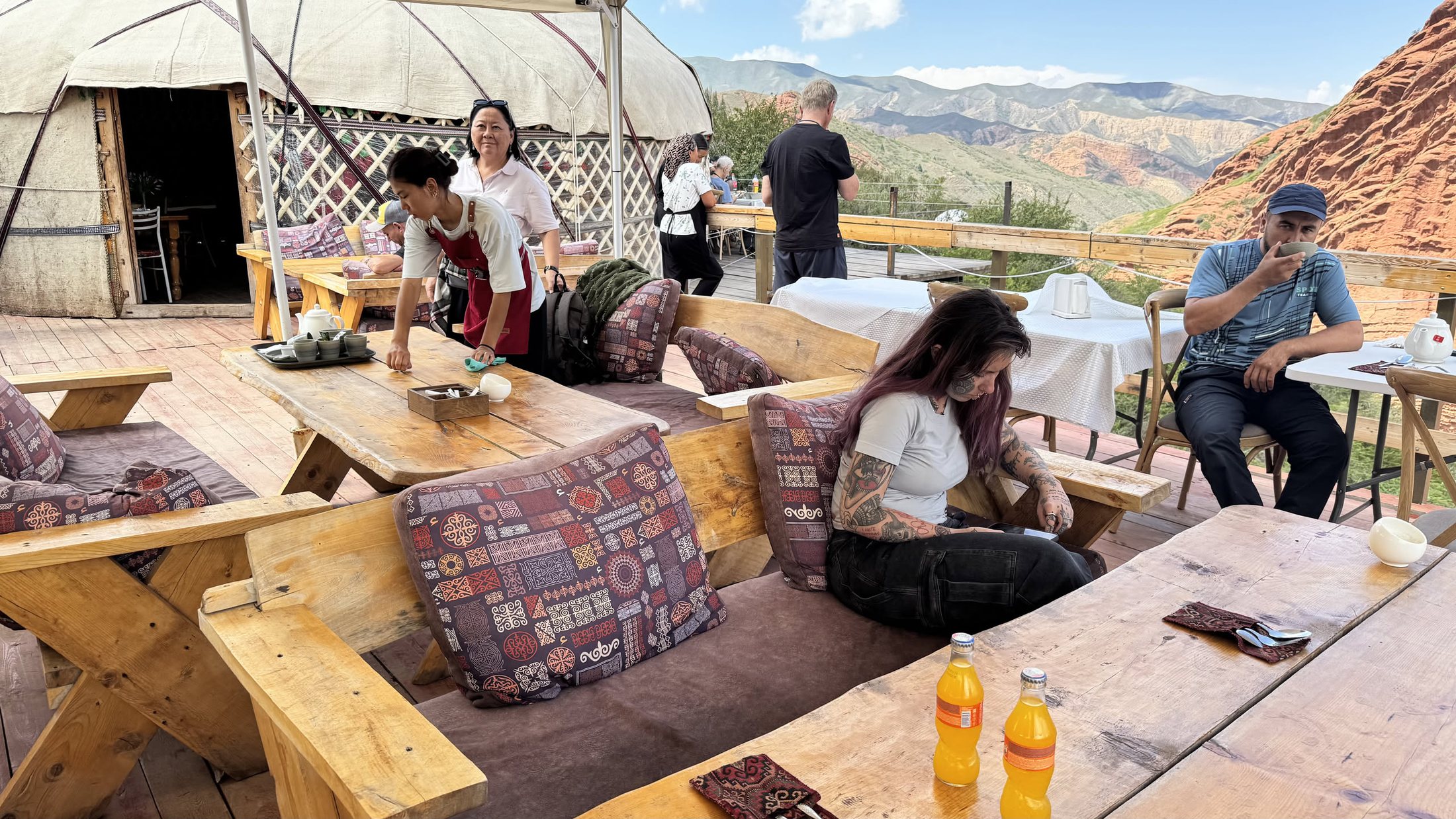 Uch-Bulak: yurta, tavoli bassi, cuscini e una vista che vale il coperto.