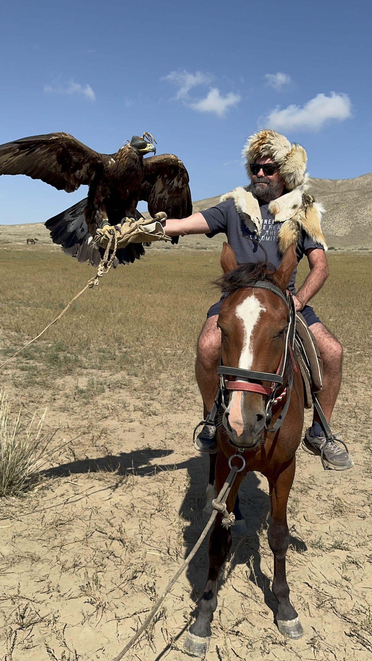 L’amico Beppe in un riuscito cosplay di Attila Flagello di Dio. Pochi istanti dopo verrà uncinato dall’animale, quello alla sua destra