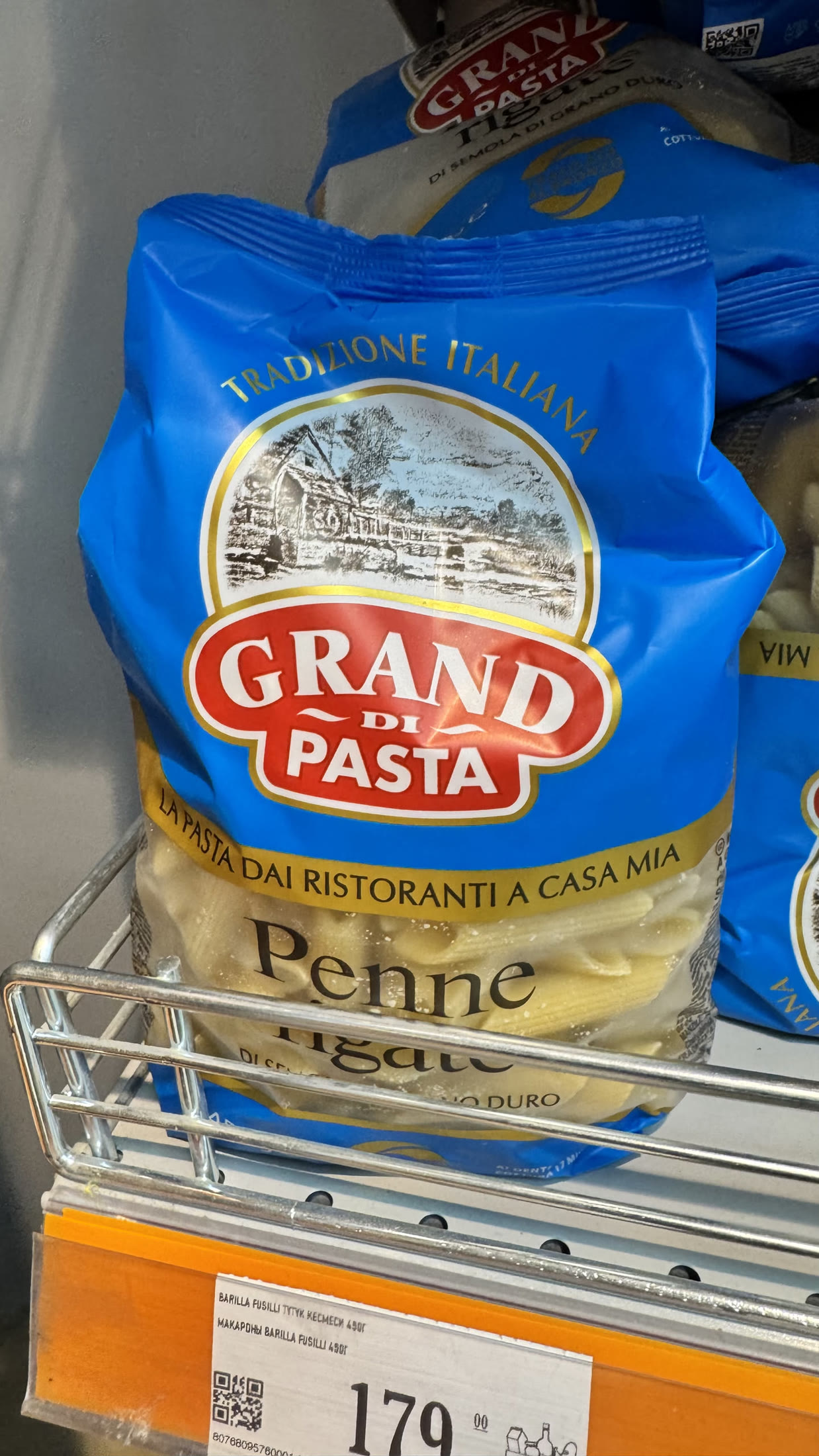 «Grand di Pasta, tradizione italiana». Scaffale kirghiso.