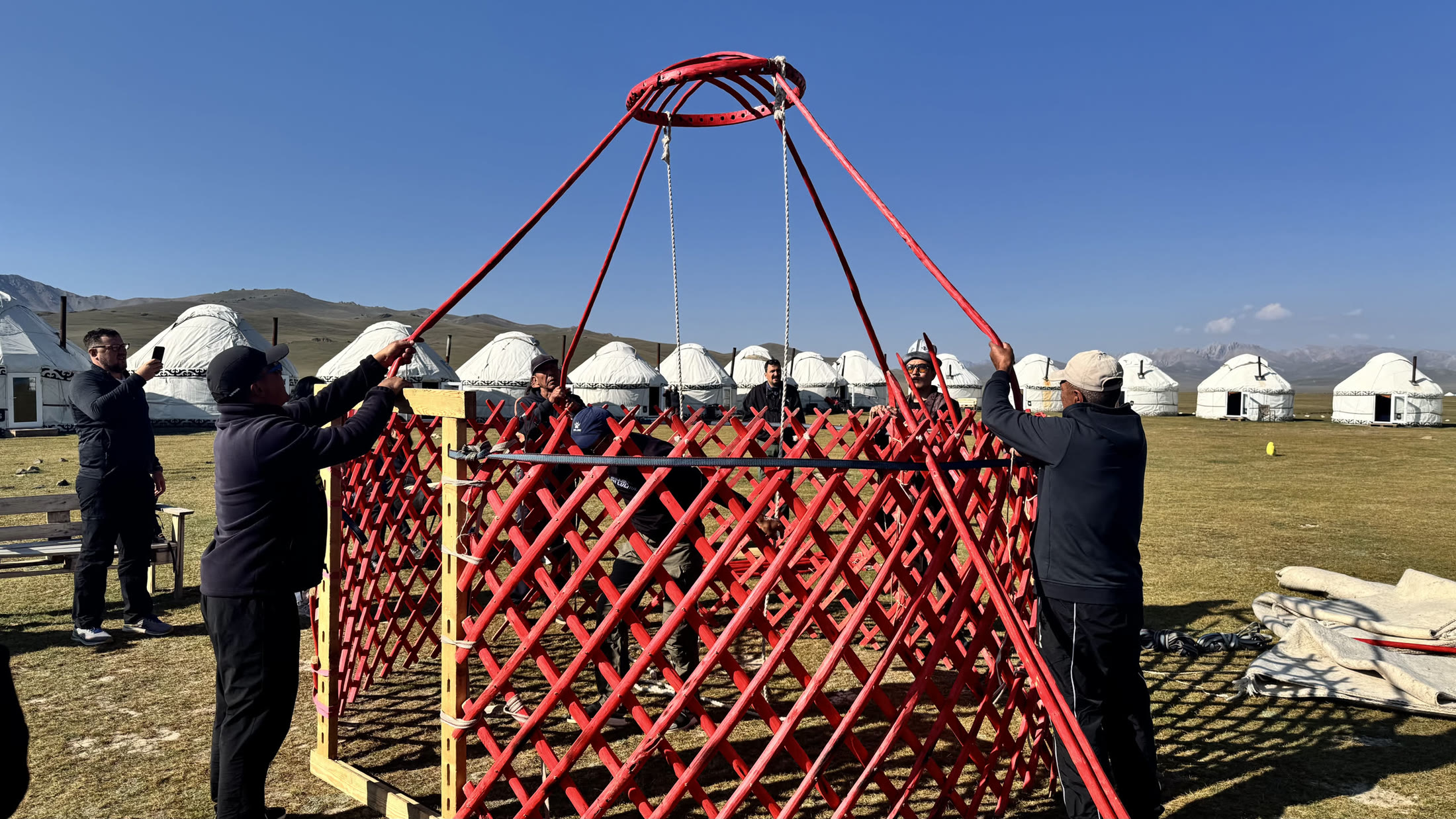 Il tunduk sollevato al centro: da qui in poi è una yurta.
