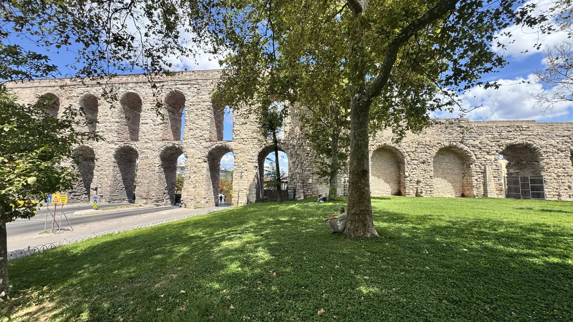 L'acquedotto di Valente, che dal 373 scavalca la città e nessuno lo guarda.