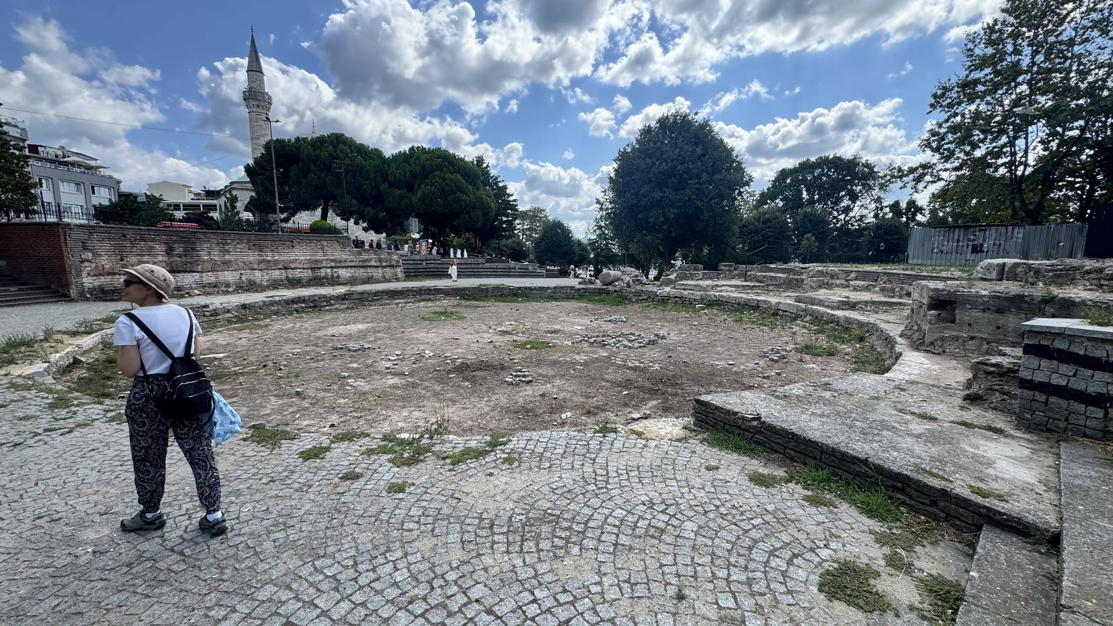 Palazzo di Antioco: un semicerchio bizantino lasciato lì, senza cartello.