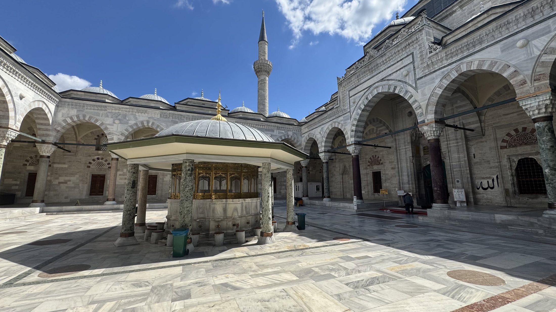 Il cortile della Beyazıt Camii: venti colonne riciclate da mezzo Impero.