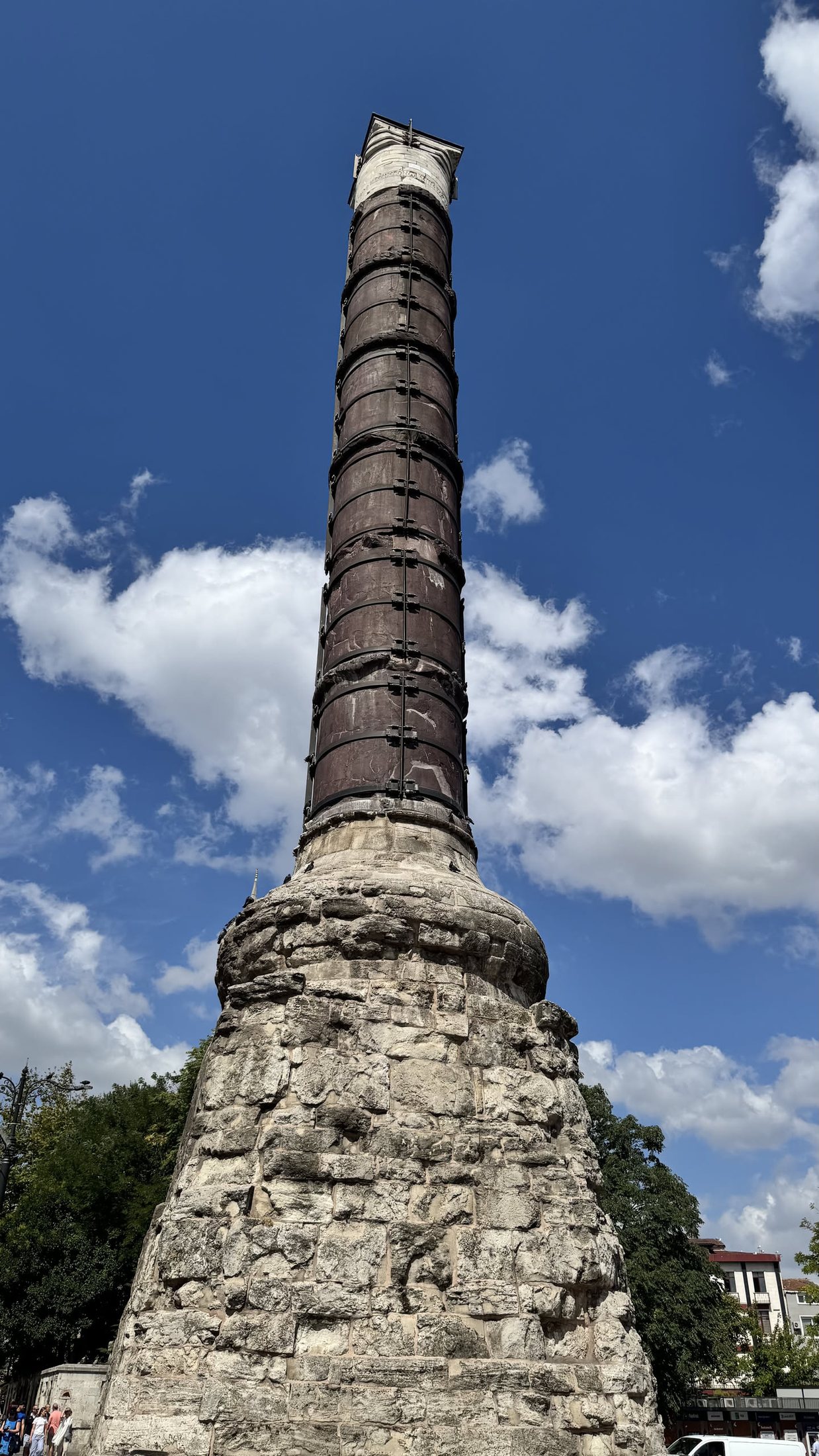 La Colonna di Costantino, bruciacchiata e fasciata di ferro dal 330.