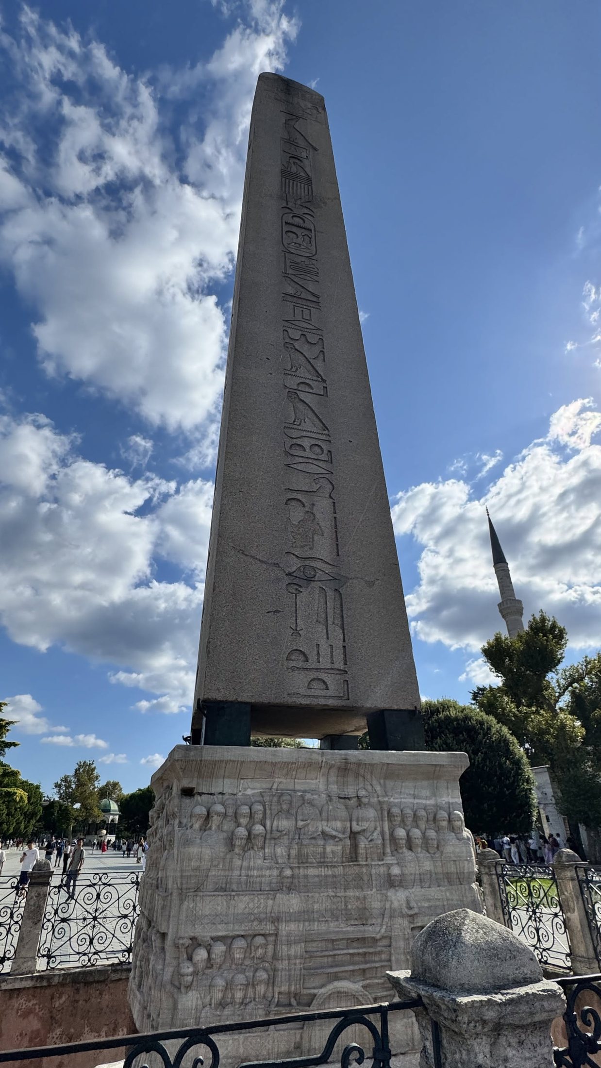 L'obelisco di Teodosio: egiziano, 1500 a.C., spigoli ancora vivi.