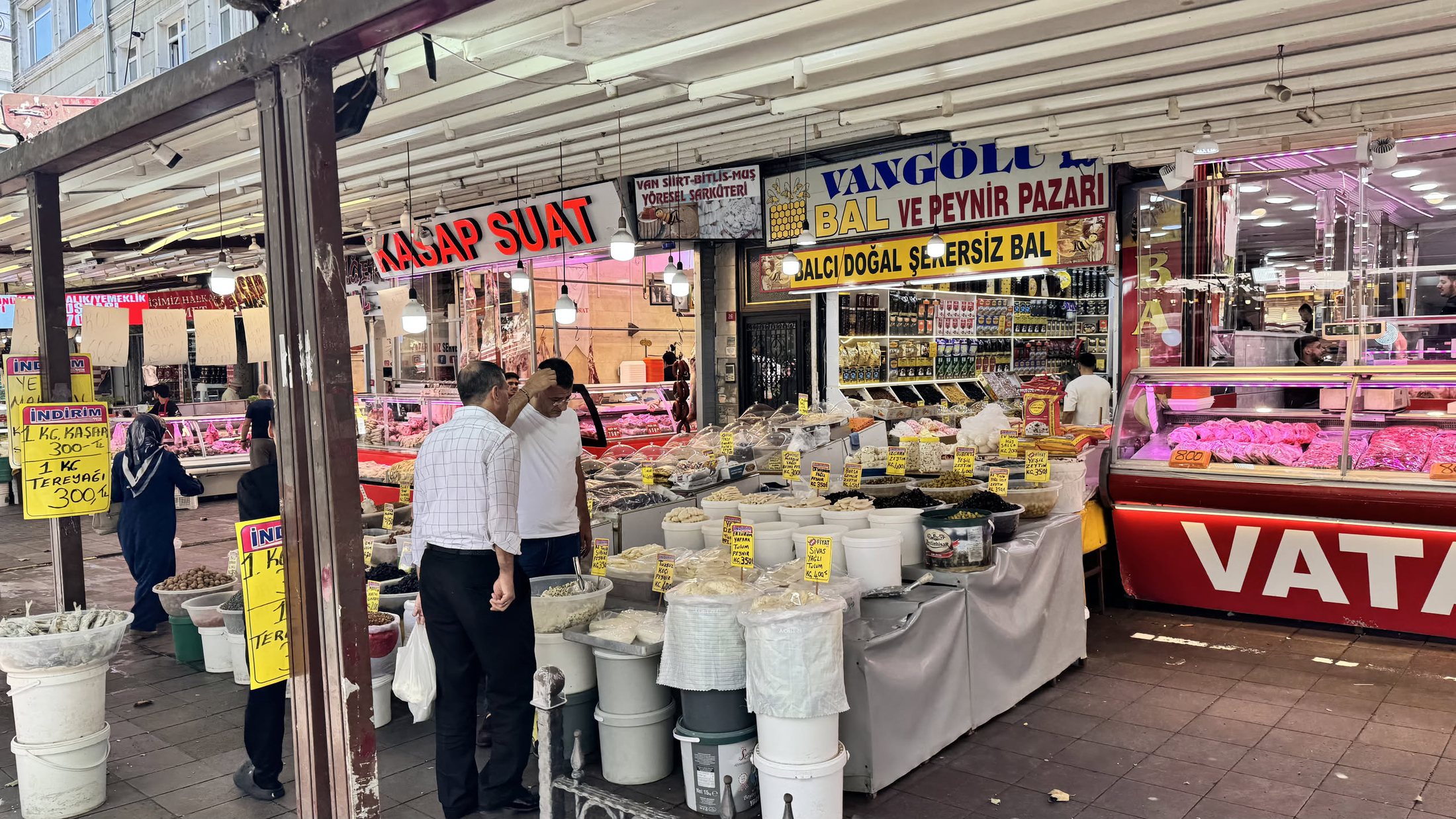 Kadınlar Pazarı: qui si viene per il büryan, non per il panorama.
