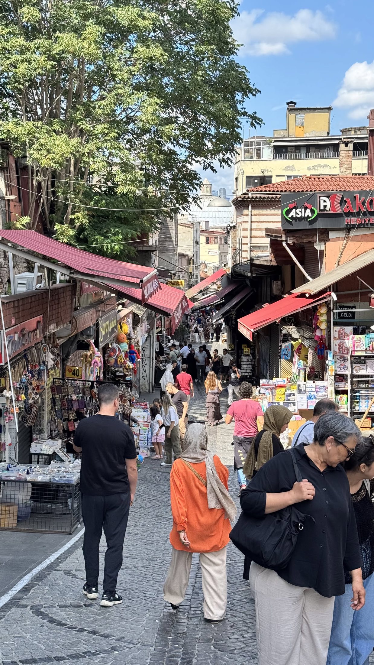 Mahmutpaşa Yokuşu. Si scende anche se non avevi deciso di scendere.