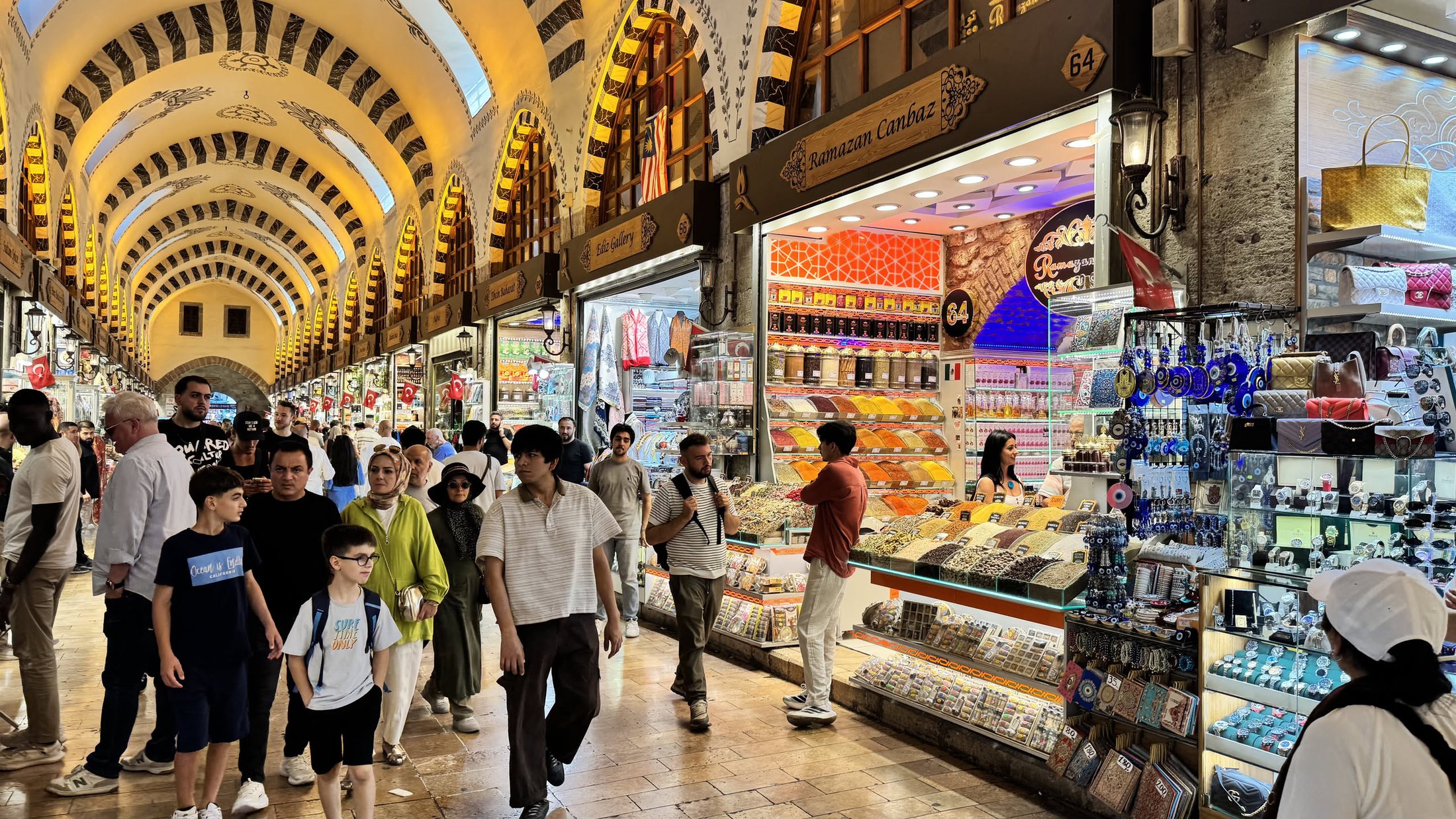 Il Bazaar delle Spezie, che di domenica è aperto. Grazie.