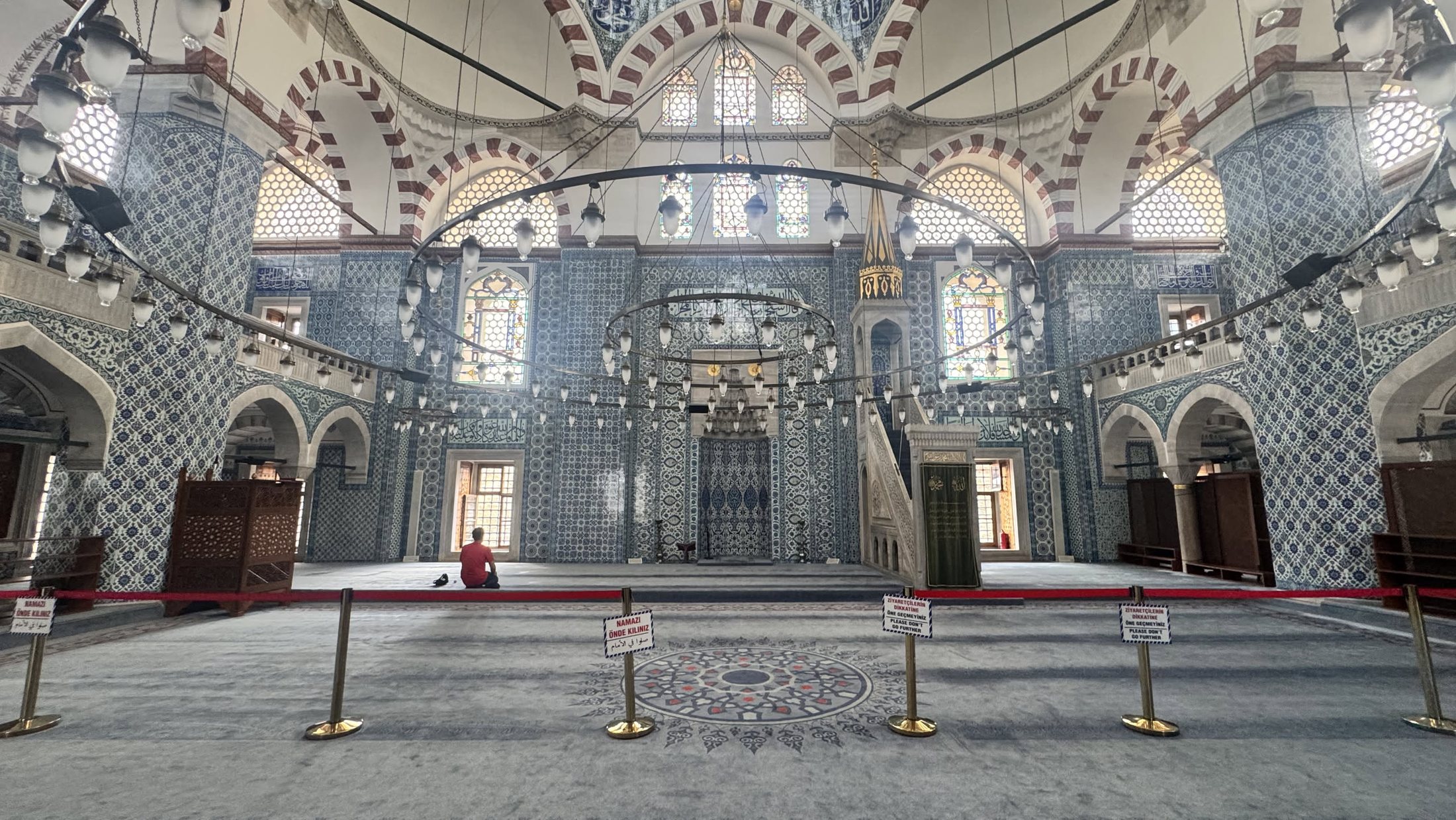 Dentro è una scatola di İznik. La cosa più bella della giornata.