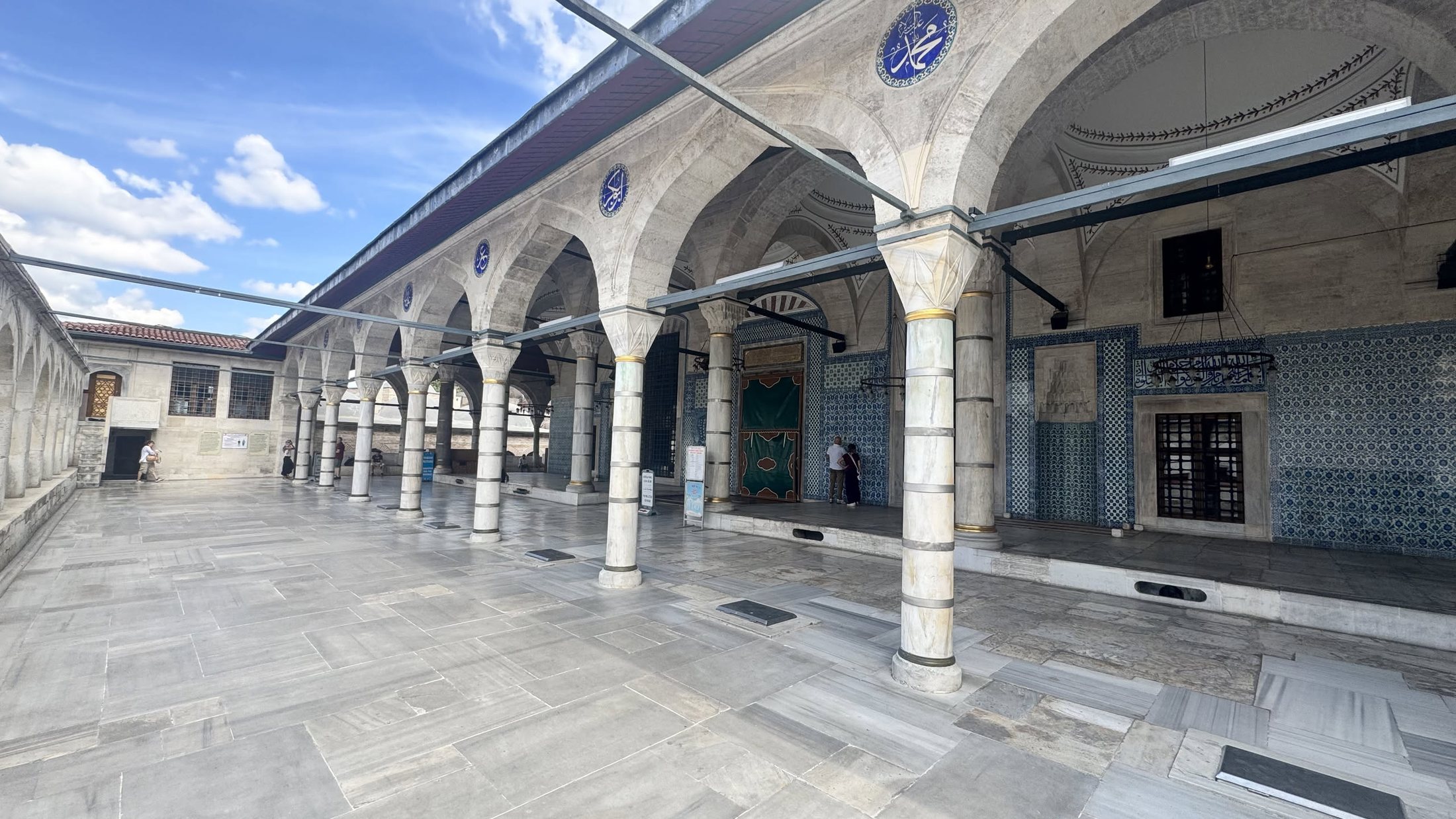 Il portico di Rüstem Paşa, piastrellato fino all'ultimo centimetro.