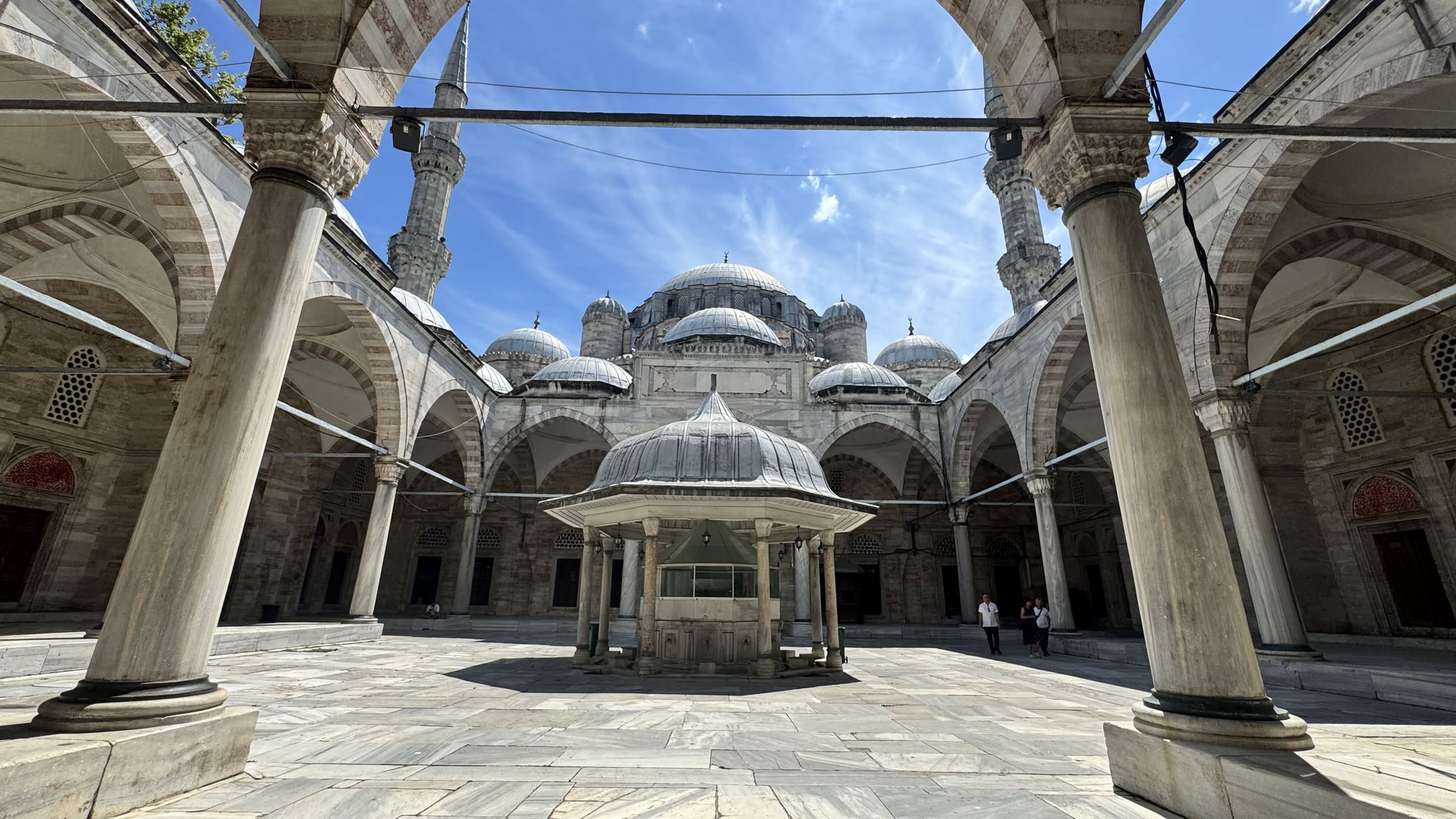 Il cortile della Şehzade a mezzogiorno e mezzo. Tutto per noi.