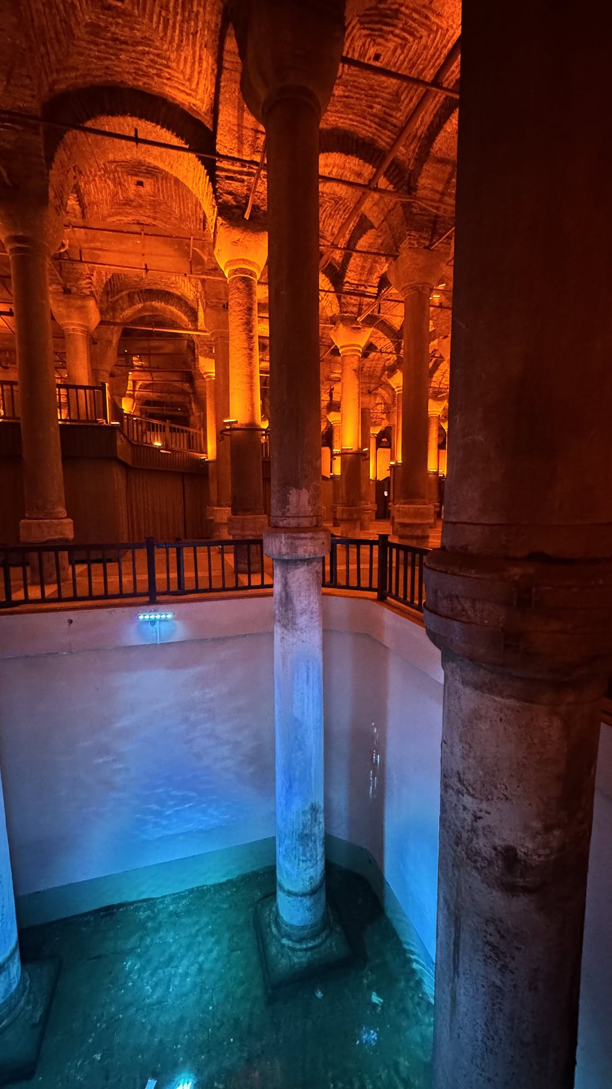 L'ultimo lembo d'acqua rimasto, illuminato di turchese.