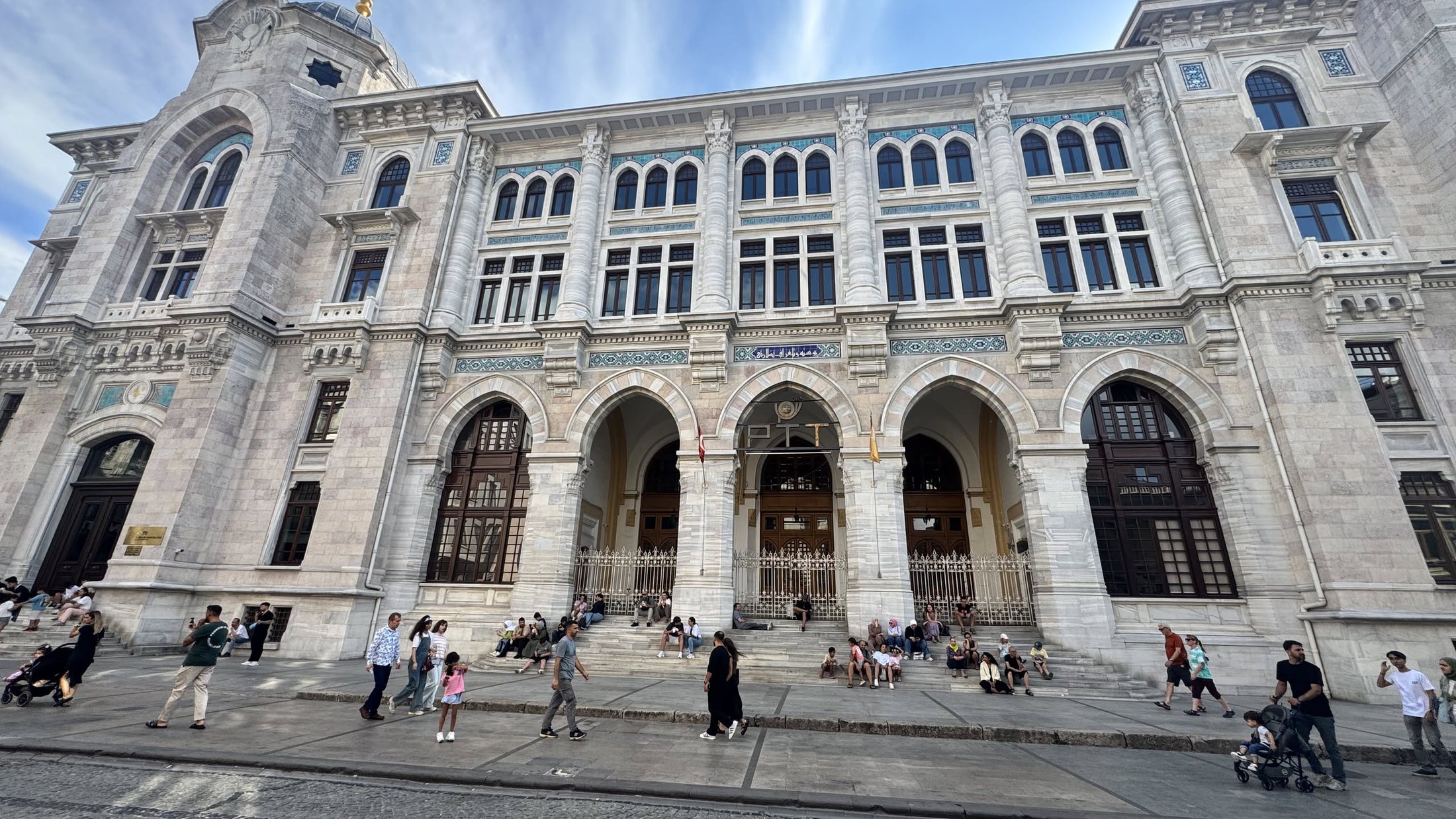 La Grande Posta di Sirkeci: sembra una stazione, è un ufficio postale.