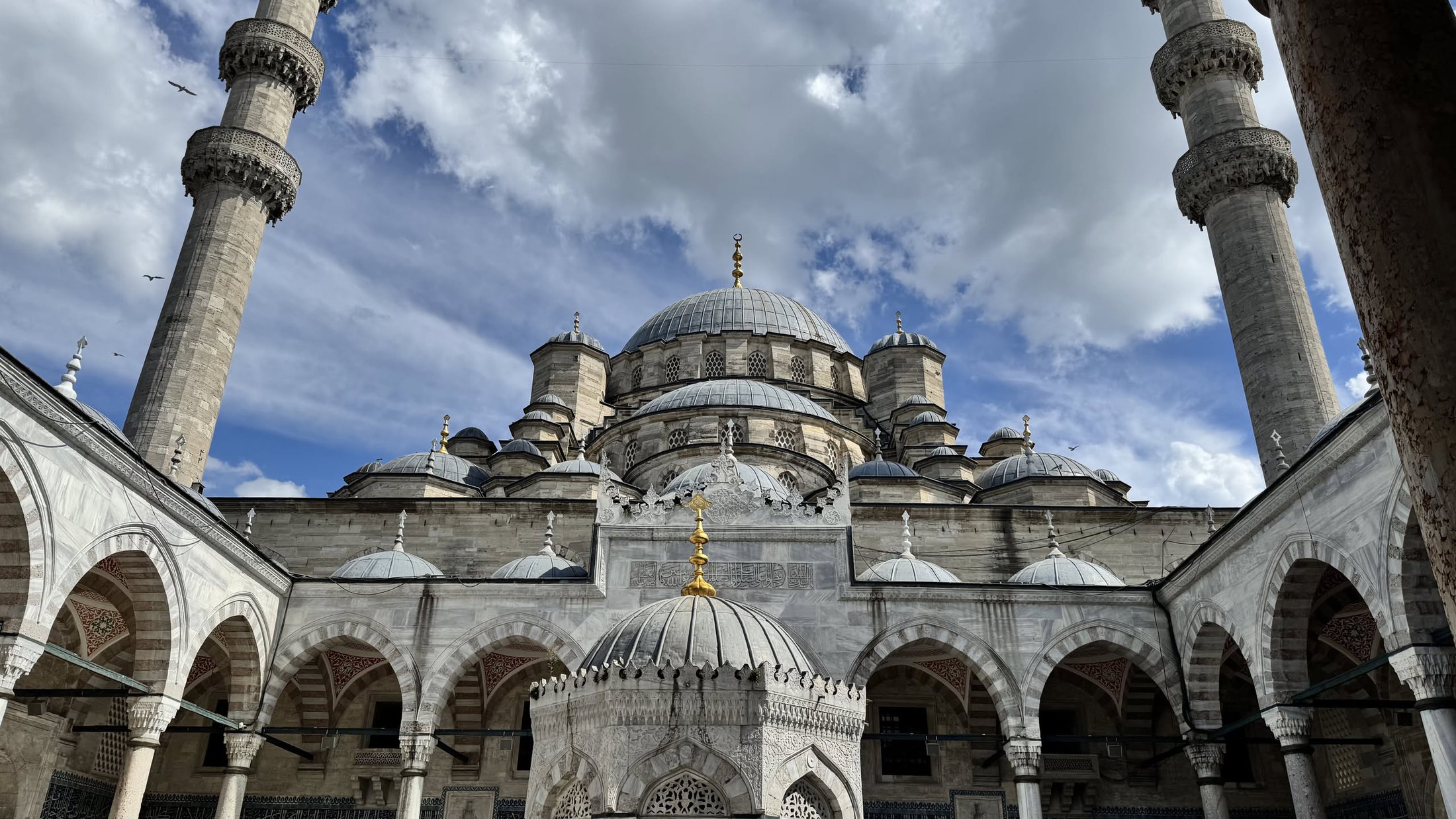 Il cortile della Yeni Camii: sessantasei anni per finirla, si vede.