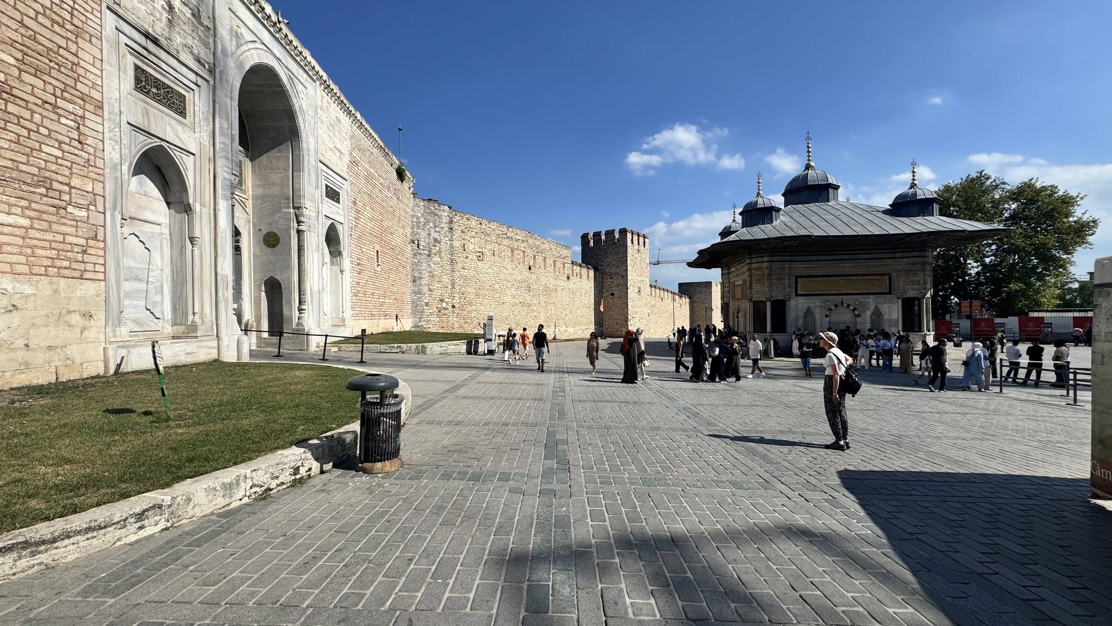 La Porta Imperiale e la fontana di Ahmed III: l'ingresso, visto all'uscita.