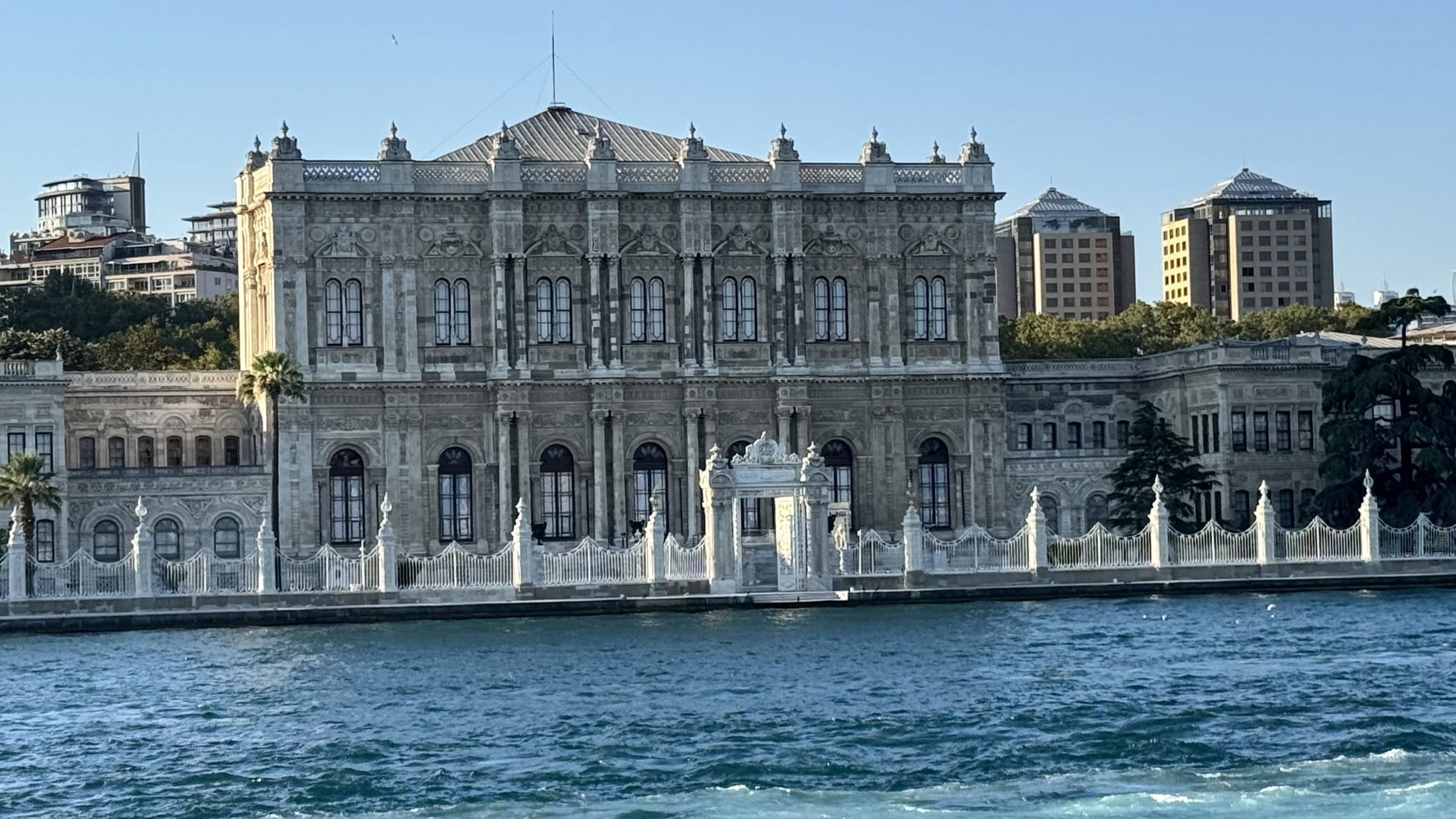 Dolmabahçe dal mare — che è poi il verso per cui è stato costruito.