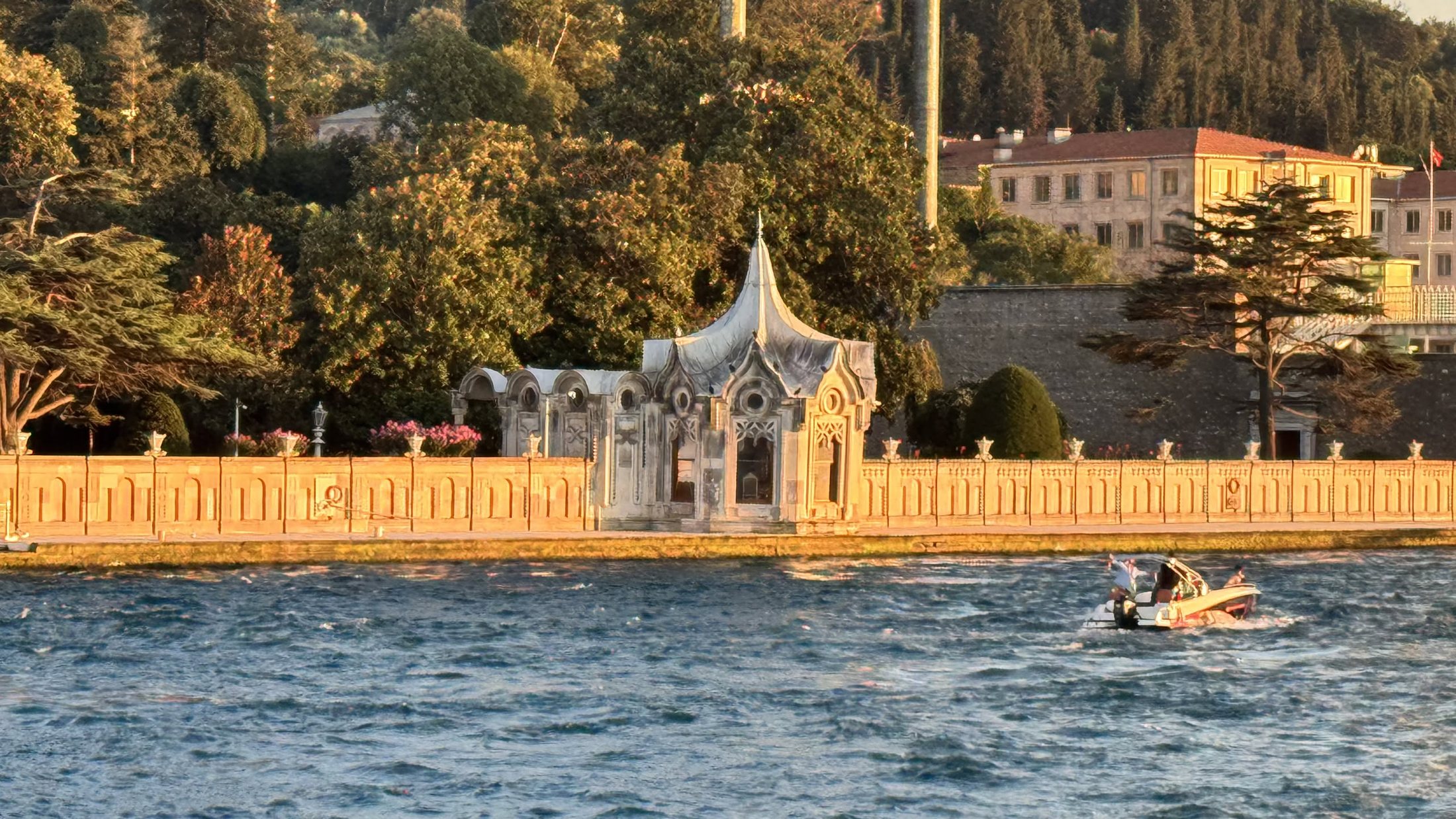 Il chiosco di Küçüksu, dorato dal sole delle sei.