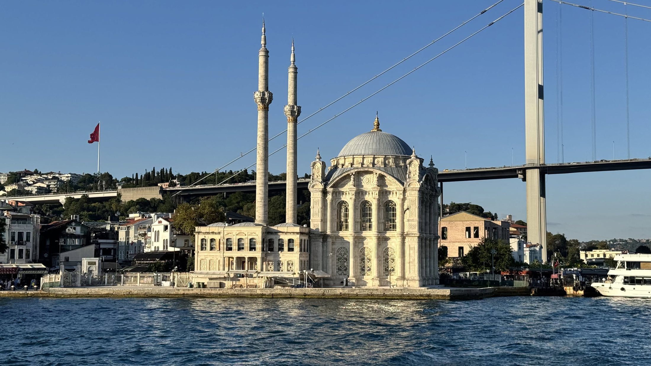Ortaköy sotto il ponte del Bosforo: due secoli nella stessa inquadratura.